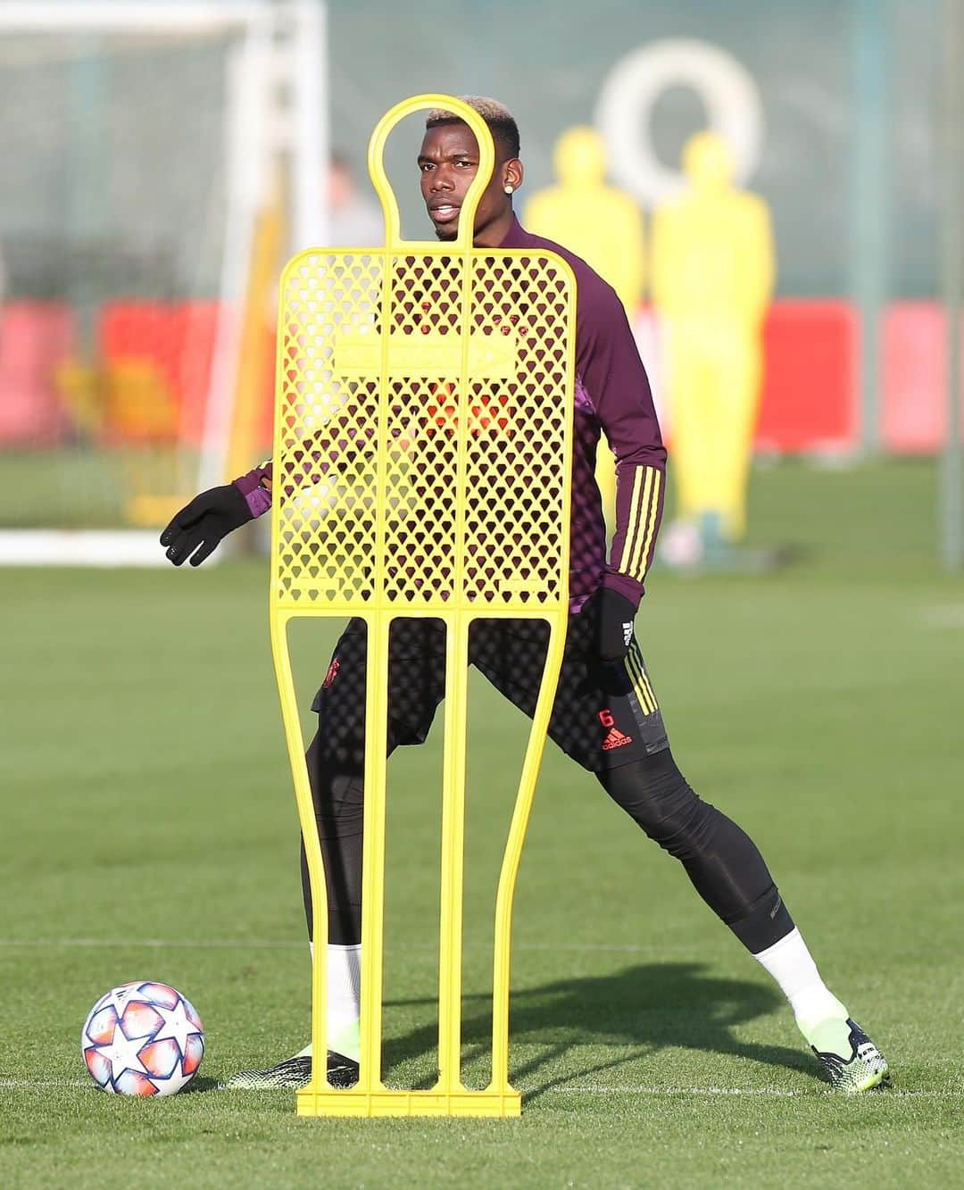 ポール・ポグバさんのインスタグラム写真 - (ポール・ポグバInstagram)「Getting that work in! ⚽🏃🏾💪🏾」12月2日 5時43分 - paulpogba