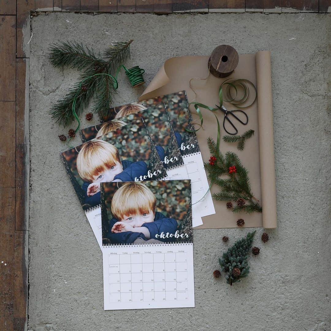 Frida Ramstedtのインスタグラム：「Reklam: I samarbete med @onskefoto vill jag slå ett slag för att ge bort en personlig och minnesvärd julklapp i form av en fotokalender i år. Jag har beställt fotokalendrar från Önskefoto i många år innan de blev en samarbetspartner och annonsör och jag är supernöjd med bildkvalitén och känslan i deras produkter. Dessutom är det väldigt enkelt att skapa fotokalendrar utifrån deras färdiga mallar. Man kan också skriva in egna viktiga datum som födelsedagar, bröllopsdagar mm Extra kul om man beställer dem i gåva till någon. Oavsett om du beställer via Önskefotos app, din mobil eller dator är det roligt, snabbt och enkelt!   Beställ fler! När du väl gjort en kalender kan du beställa flera exemplar av samma layout – för ju fler kalendrar du köper – desto mer sparar du med önskefotos mängdrabatt., Så spara både tid och pengar och skapa årets alla julklappar på en gång!    RABATTKOD! Sista chansen. Beställ nu för leverans till jul. Mellan den 1-8 december 2020 får du 50% rabatt på fotokalendrar. Använd koden: TRENDJUL2020 i kassan. #önskefoto #julklapp #julklappstips #fotokalender」