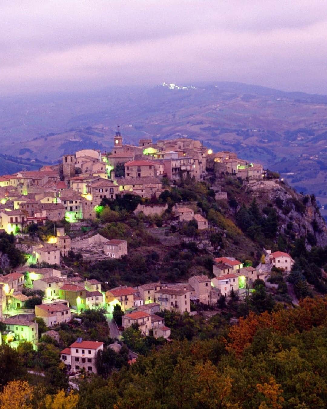 Lonely Planetのインスタグラム：「Another picture-perfect Italian village is selling homes for €1.   Castropignano, a hilltop medieval village in the southern region of Molise — a region known for its pristine beaches, snowcapped mountains, coastal towns, sweeping vineyards and traditional hilltop villages is the latest to entice the world to move there.   Wondering if you could be a lucky new owner? Tap the link in our bio.」