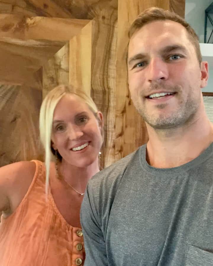 Bethany Hamiltonのインスタグラム：「Today is #GivingTuesday - i think it’s one of the raddest online giving days of the year!!!  We are joining in the action by giving away one of my Unstoppable Life courses for every course sold! These free courses will be giving to to the past and future attendees of the @friendsofbethanyhamilton Beautifully Flawed and The Forge retreats, which are events for people who have experienced the loss of a limb.  Join in on the giving by shopping my courses at BethanyHamilton.com! #GivingTuesday2020」