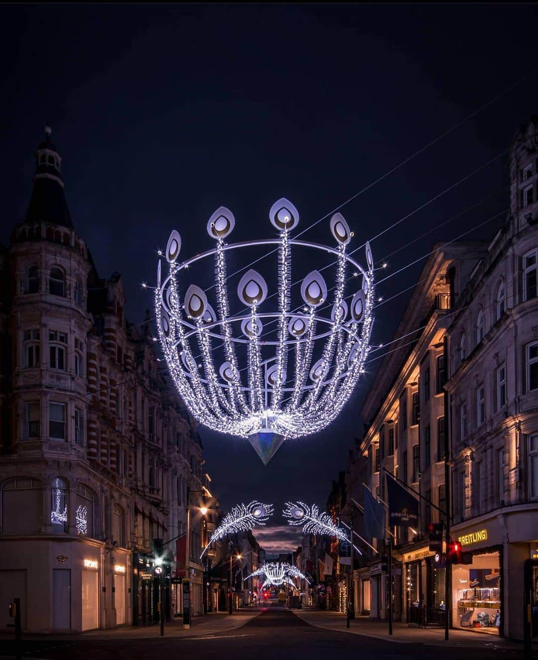 @LONDON | TAG #THISISLONDONさんのインスタグラム写真 - (@LONDON | TAG #THISISLONDONInstagram)「Absolutely stunning shot of #NewBondStreet by @shotsdr! 📸🔥 Absolutely LOVE these lights! And this is one of the best snaps we’ve seen! 😱😍🥰  ___________________________________________  #thisislondon #lovelondon #london #londra #londonlife #londres #uk #visitlondon #british #🇬🇧 #bondstreet #mayfair #londonchristmas #londonchristmaslights」12月2日 5時55分 - london