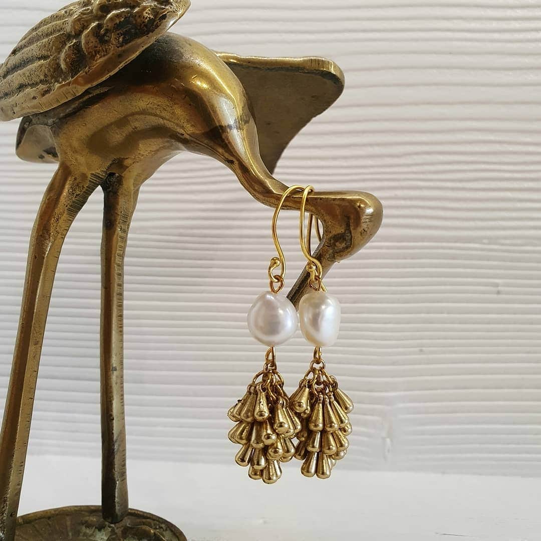 ミーガンパークのインスタグラム：「Finishing touches that complete your festive outfits // find the classic Gilden Pearl Earring online and in our Gertrude St boutique」