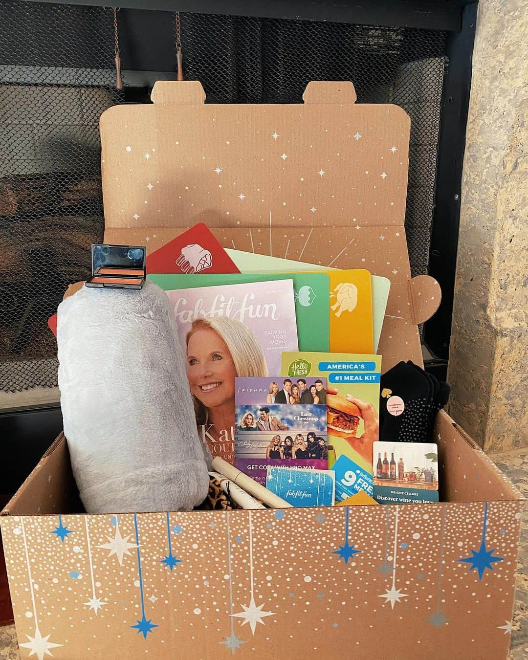 ガブリエル・ダグラスのインスタグラム：「my @fabfitfun seasonal winter box is here with all of the goods. #fabfitfunpartner so excited to show you some of my favorite things in this box including a soft and cozy blanket which is perfect for this season. 🤍  treat yourself and use my code GABBYD10 for $10 off」