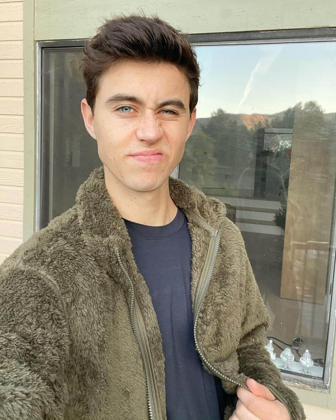 ナッシュ・グリアのインスタグラム：「Heattech is keeping the whole family healthy & warm as it gets colder. This long sleeve is my go-to essential for Fall. @Uniqlousa has pioneered warmth/function & fashion with affordable prices for the quality. Their newest lineup of fleece is so cozy and fluffy - perfect for staying warm while being active outdoors #MadeForAll #LifeWear #Uniqlo 😉✨」