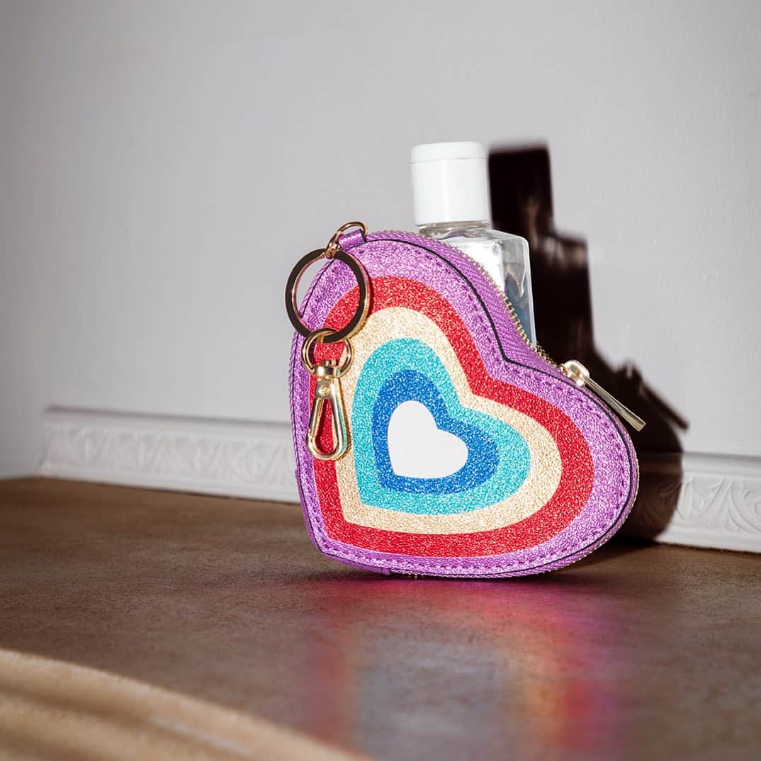 ALDO shoesさんのインスタグラム写真 - (ALDO shoesInstagram)「A gift with heart. For every Ciralia heart-shaped keychain sold, we will donate 100% of the net proceeds to support racial equality. Make a difference now in our link in bio. #GivingTuesday #ALDO」12月2日 6時00分 - aldo_shoes