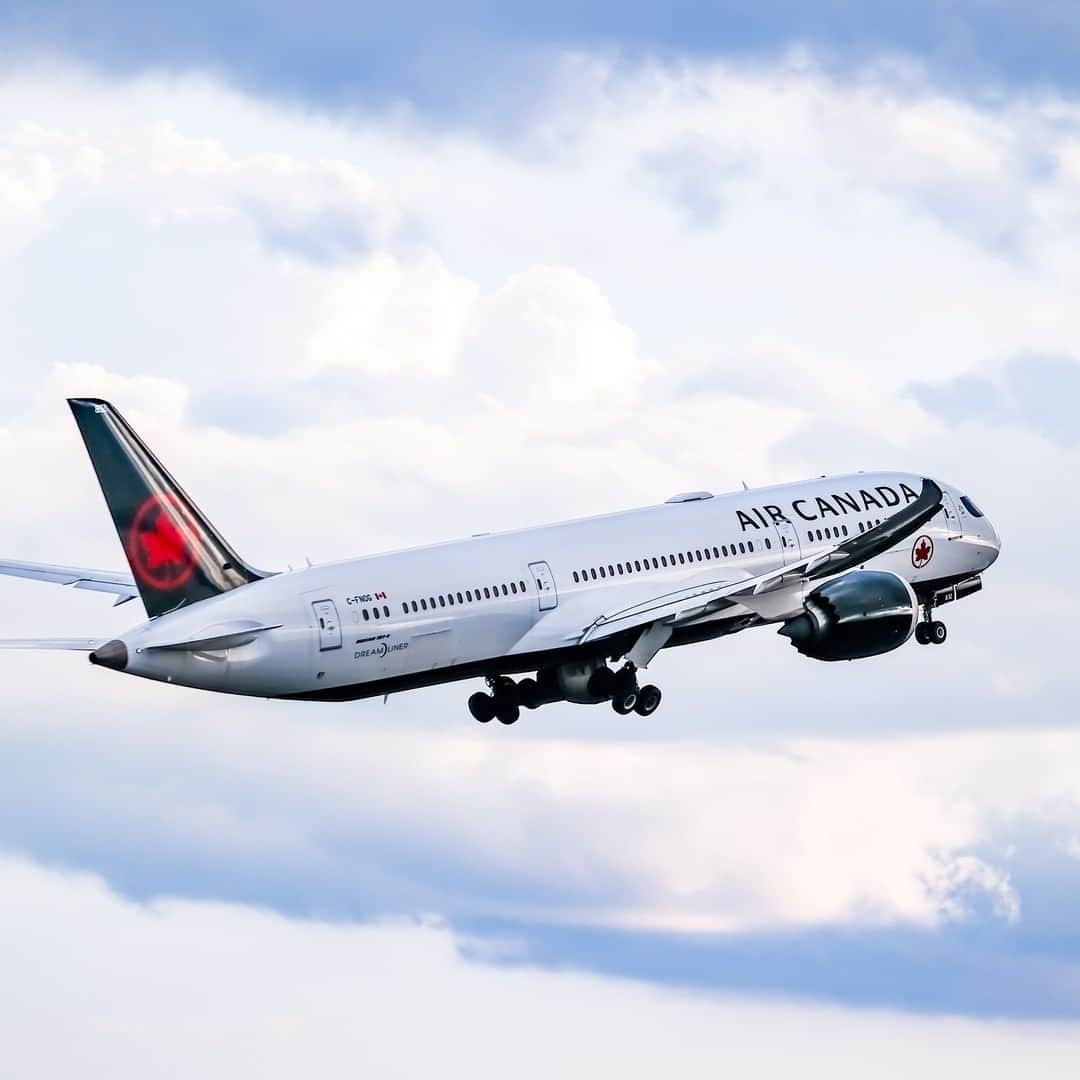 のインスタグラム：「As of December 1, 2020, @aeroplan Members making a new eligible international round-trip booking until January 31, 2021 with Air Canada (with travel completed by April 12, 2021), will receive complimentary Manulife COVID-19 Emergency Medical and Quarantine Insurance. Conditions apply, click link in bio to learn more.  📸: @stage2aviation . . À partir du 1er décembre 2020, les membres @aeroplan effectuant une nouvelle réservation pour un vol international aller-retour admissible avec Air Canada jusqu’au 31 janvier 2021 (pour un voyage effectué avant le 12 avril 2021) bénéficieront d’une assurance Manuvie gracieusement incluse pour les frais médicaux d’urgence et de quarantaine liés à la COVID-19. Des conditions s’appliquent, cliquez sur le lien en bio pour en savoir plus.  📸: @stage2aviation」