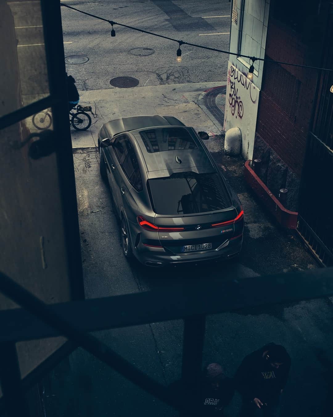 BMWのインスタグラム：「Back alley blues.  The BMW X6. #TheX6 #BMW #X6 __ BMW X6 M50i: Fuel consumption in l/100 km (combined): 10.7–10.4. CO2 emissions in g/km (combined): 243–237. Further information: www.bmw.com/disclaimer.  	 Acceleration (0-100 km/h): 4.3 s. Power: 390 kW, 530 hp, 750 Nm. Top speed (limited): 250 km/h.」