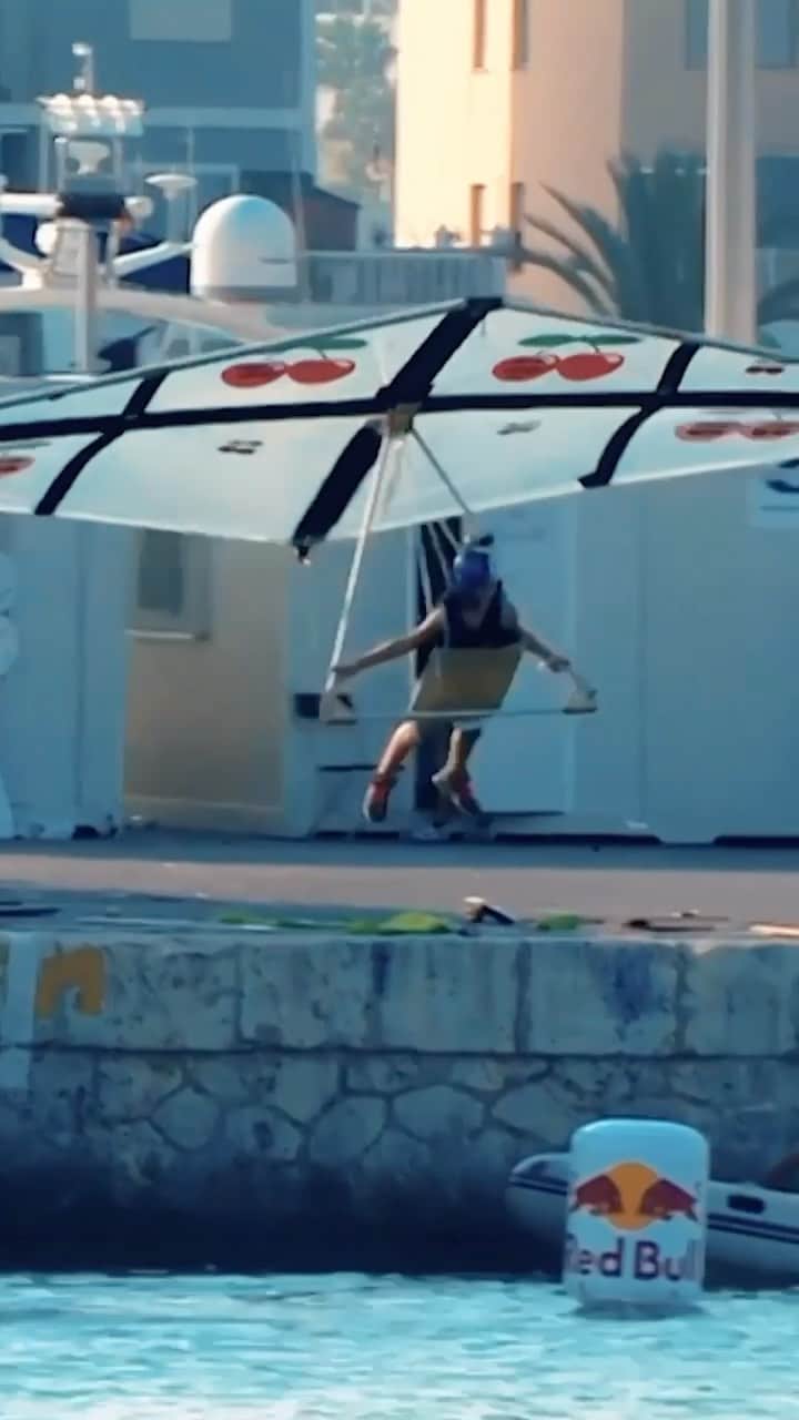 レッドブルのインスタグラム：「invent a new sport instead of doing work, go:   #redbull #givesyouwiiings #watersports #flugtag」