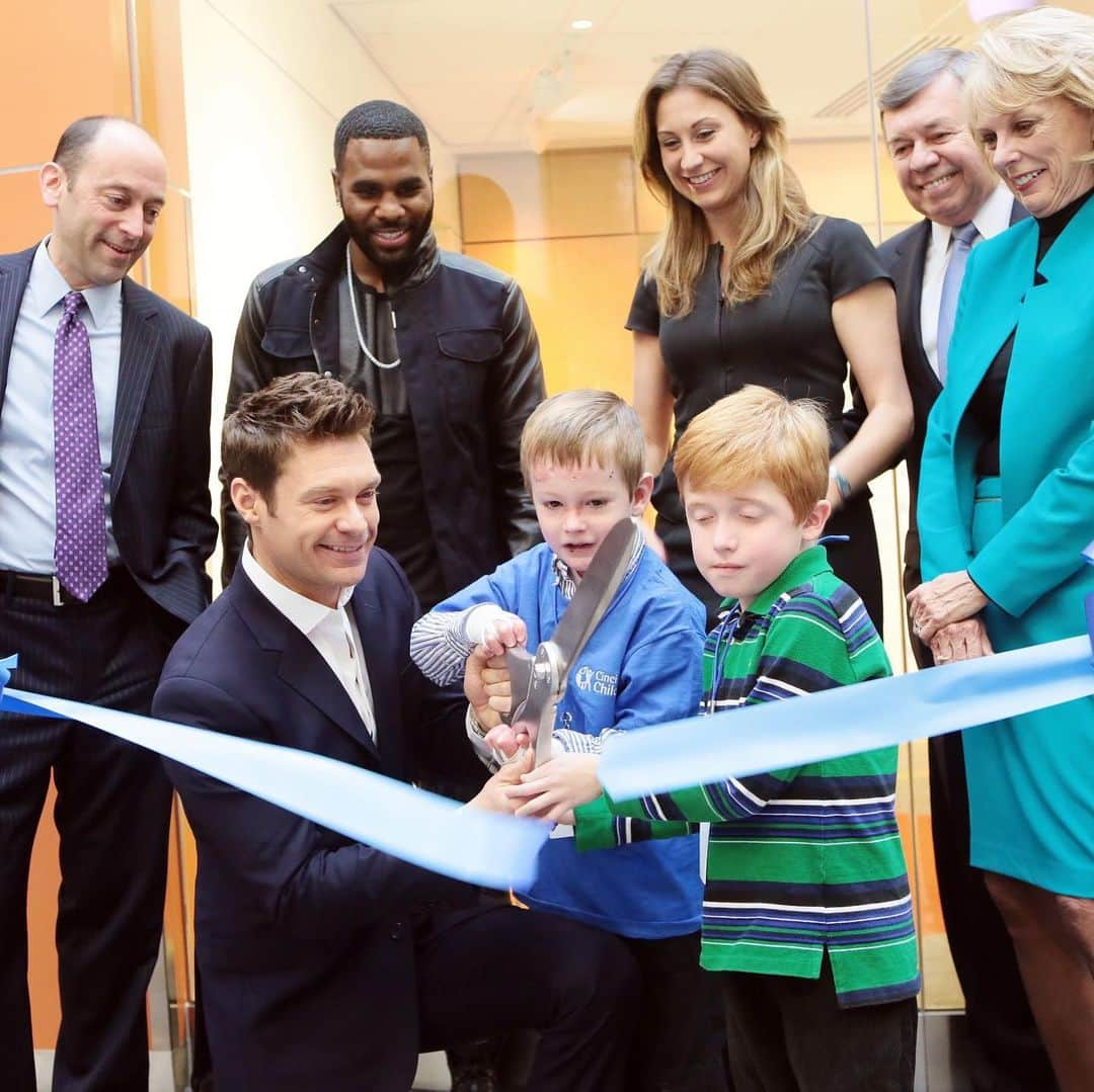 ライアン・シークレストさんのインスタグラム写真 - (ライアン・シークレストInstagram)「Looking back at 10 years of @RyanFoundation and the 10 Seacrest Studios we’ve opened in pediatric hospitals nationwide.  Tomorrow we get to do a special virtual opening to celebrate our 11th Studio at @aphospital in Orlando .… with some help from one of the biggest artists in the world! Any guesses? #SeacrestStudios11」12月2日 6時04分 - ryanseacrest