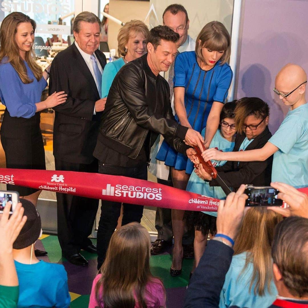ライアン・シークレストのインスタグラム：「Looking back at 10 years of @RyanFoundation and the 10 Seacrest Studios we’ve opened in pediatric hospitals nationwide.  Tomorrow we get to do a special virtual opening to celebrate our 11th Studio at @aphospital in Orlando .… with some help from one of the biggest artists in the world! Any guesses? #SeacrestStudios11」