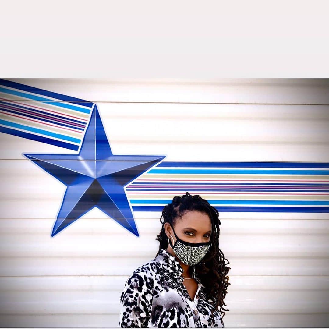 シャノーラ・ハンプトンのインスタグラム：「Just a masked up director prepping! @essexirishman capturing the look! @shameless #Prepweek」