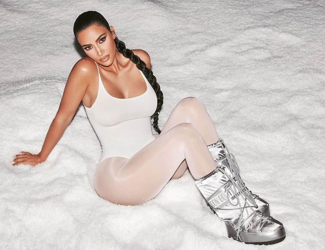 キム・カーダシアンさんのインスタグラム写真 - (キム・カーダシアンInstagram)「❄️ 🌨 in Calabasas for my holiday collection! Check it out now KKWBEAUTY.COM」12月2日 6時15分 - kimkardashian