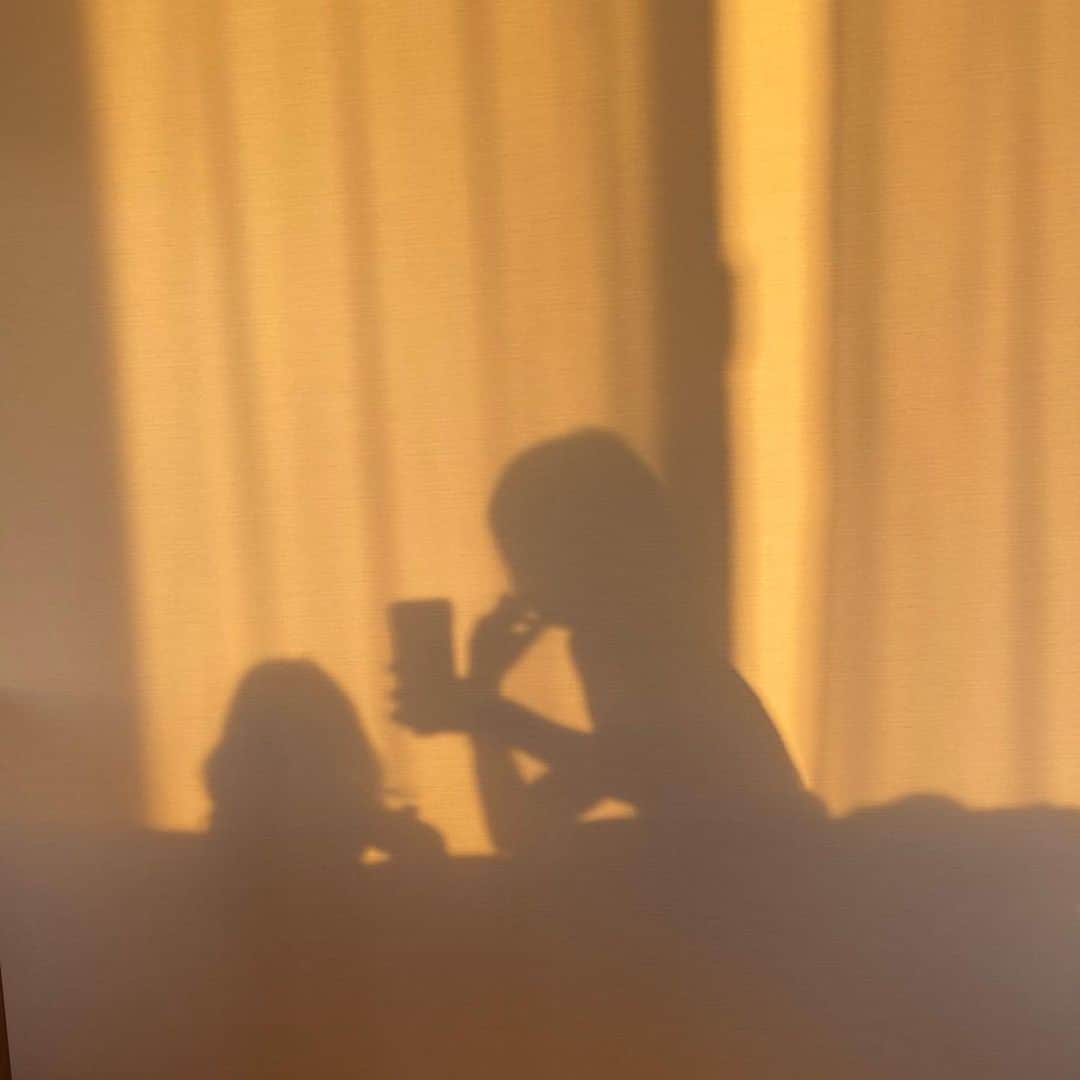 長谷川あやのインスタグラム：「☀️☀️☀️ #baby#mama#令和ベイビー#生後18ヶ月#1歳#赤ちゃんのいる生活#新米ママ#女の子ママ#小夏のいる生活 ・ ・ ・ 🕖7:00 最近早起きおちびさん👧 （髪伸びたな〜笑）」