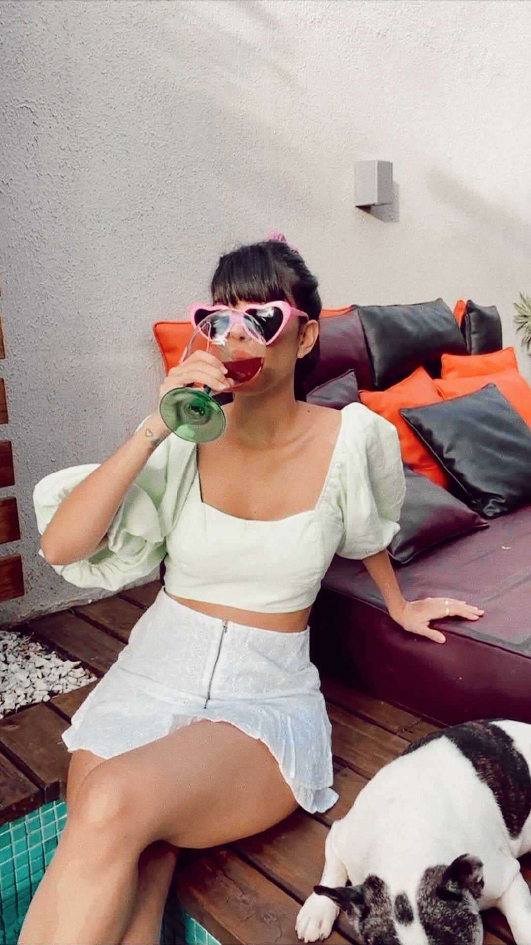 Gabriela Salesのインスタグラム：「Ela faz a publi dançativa dela kkkk. Lacrinhas, sempre falo pra vocês o tanto que amooo a @desincha , né??? São 8 ingredientes que trazem muitos benefícios, como ajudar na retenção, acelerar o metabolismo, ajudar na digestão, dar disposição, relaxar (o noite), etc. E eles estão com muita opções de COMBOS incríveis no site com descontos de até 33%, incluindo os novos sabores que são demais!!! Corre lá! 💚💚💚 @desincha  *publi」