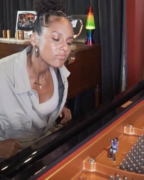 ジェイソン・デルーロのインスタグラム：「@aliciakeys said we should do a “little collaboration and I guess I took it too literally 🙄」
