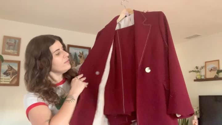 ベスト・コーストのインスタグラム：「I’m joining my friends at @oxfamamerica in their #RegiftRevolution campaign by regifting the suit I wore in our “Everything Has Changed” video. Too many new gifts eventually end up in a landfill or put a strain on our carbon emissions. By making the planet-friendly choice to regift this holiday season, we can change up our unsustainable shopping habits and cut back on waste. To find out how this suit might be regifted to you, visit the link in my bio and learn more about how you can help Oxfam be kind to the planet this holiday season! 🎄🎅🏻❤️」