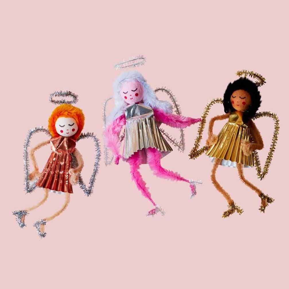 マーサ・スチュワートさんのインスタグラム写真 - (マーサ・スチュワートInstagram)「Behold: angelic disco dancers to grace your tree. Shape their arms, legs, and hairdos from chenille pipe cleaners, then twist metallic ones into wings, halos, and teeny-tiny high heels. Then dress them in "lamé" cupcake liners. Check out the full tutorial in our December issue or at the link in bio. 📷: @johnny_miller_ created by: @naomidemanana #homeschoolwithmartha」12月2日 6時25分 - marthastewart