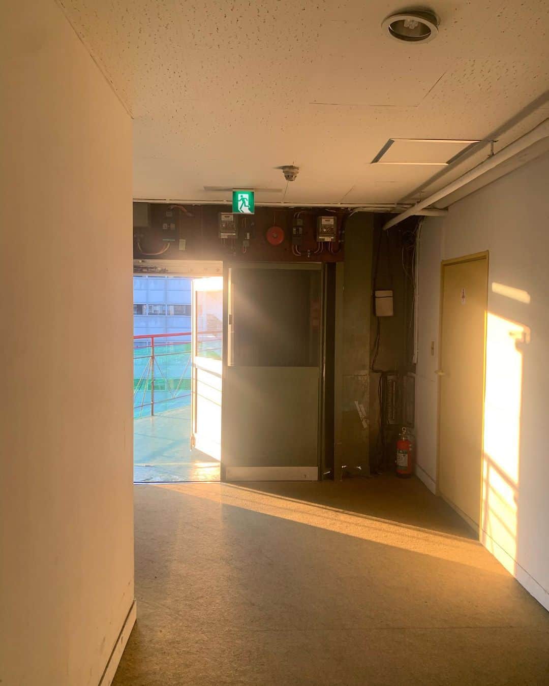 花盛友里のインスタグラム：「昨日の撮影終わり、すんごく綺麗な光入ってたー！！！  ここでもっかい撮りたかったなぁ。」
