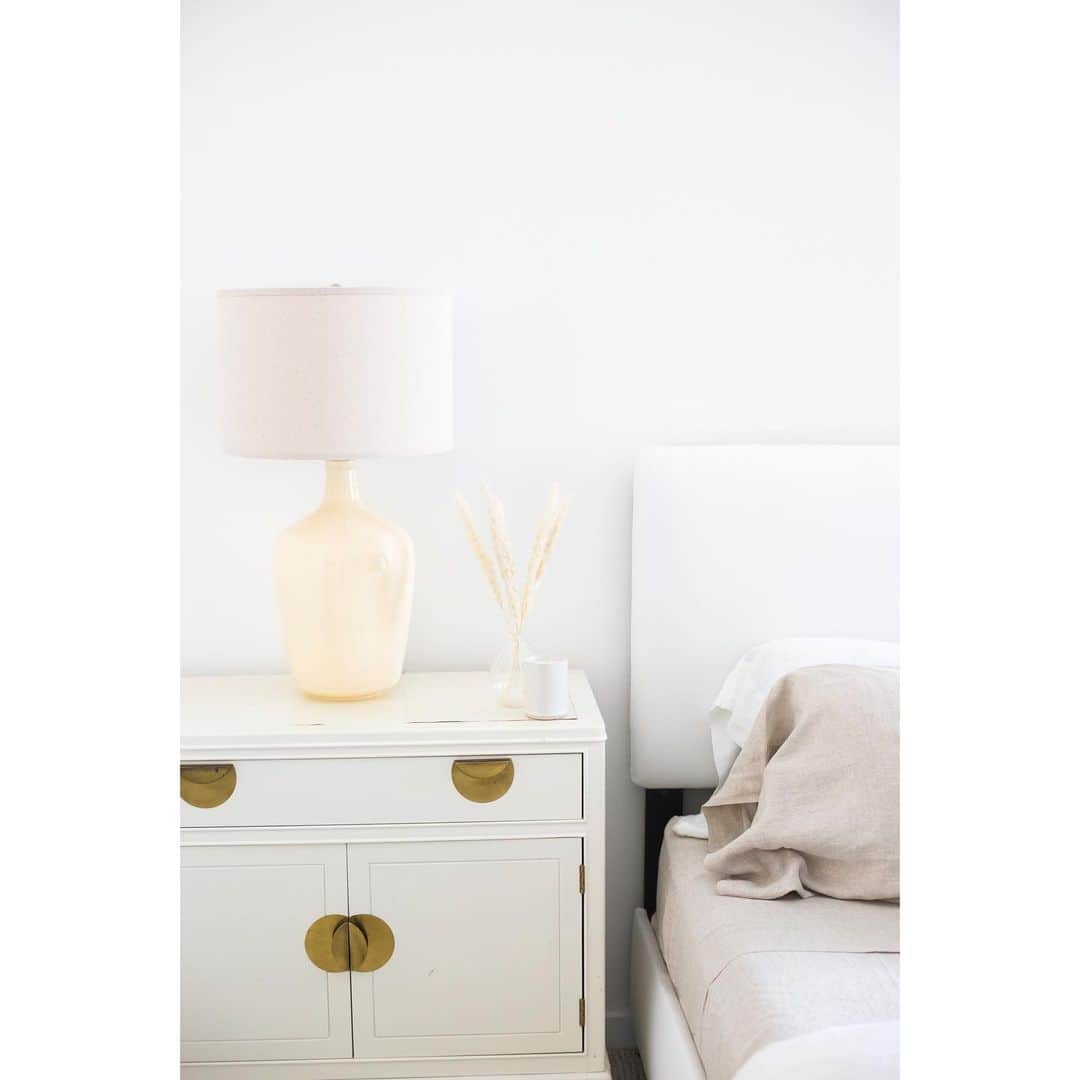 エリン フェザーストンのインスタグラム：「The secret to pulling off an all white bedroom is to play with tones and texture within the palette like I did here in @laureneff’s loft make-over. This bedside table lamp from @lightology helped me pull it all together.」