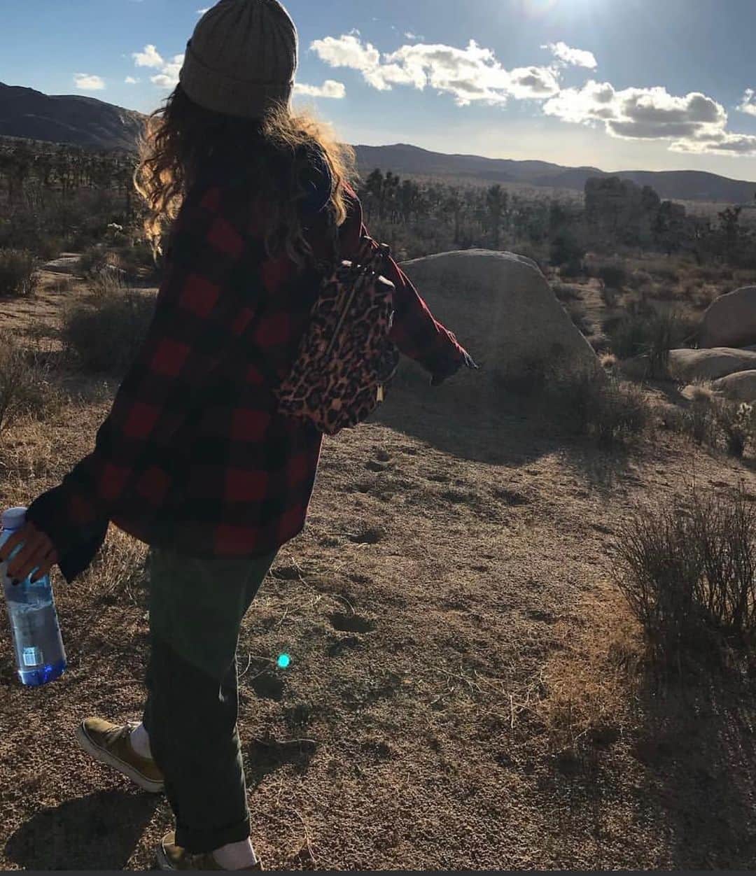 ジェシカ・ゾアのインスタグラム：「All you need is nature, your little 🎒, tunes and your girls!」