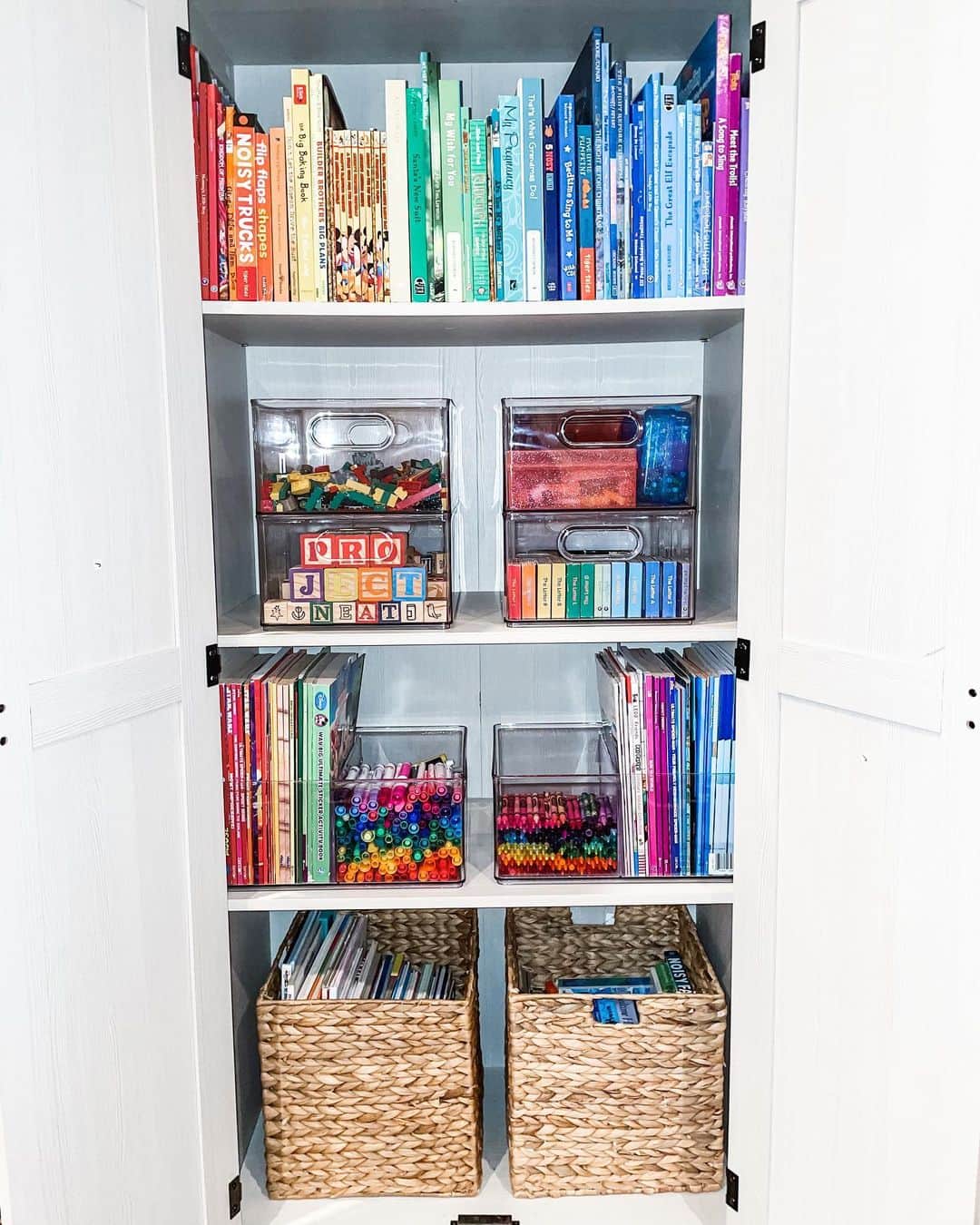 ニコール・ ポリッツィのインスタグラム：「Mawma is lovingggggg our new playroom organized by @theprojectneat 🥰 Killed it again, thank youuu!! Praying my chaotic kids keep it this way 😩 #playroom」