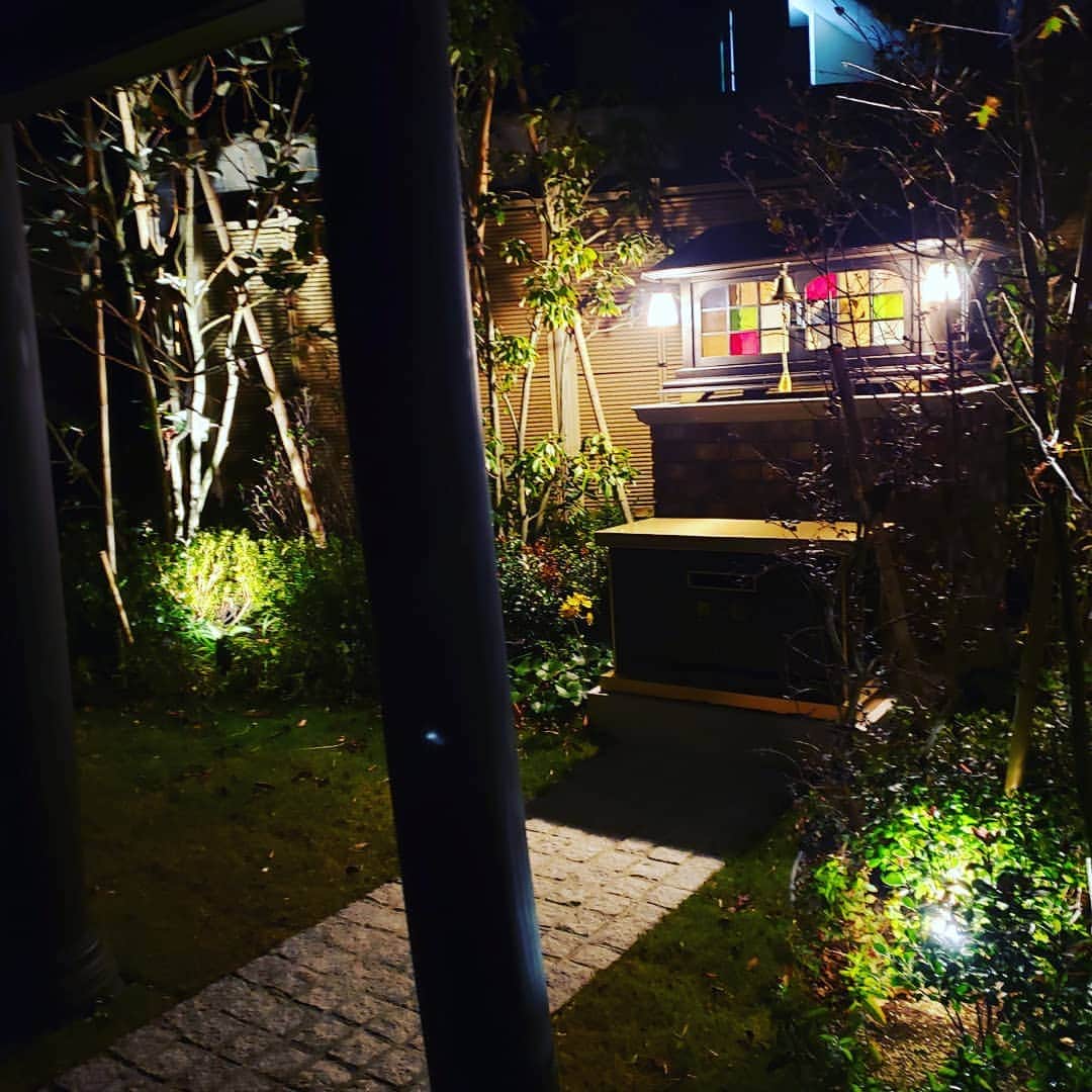 八木さやのインスタグラム：「毎月1日の月次祭をしました✨ お祭りの準備に慣れてきて嬉しい😃🎶 開催するたびにできることが増えてくる。  輝夜神社という名前にちなんで、 夜開催するんだけど、 1日って満月前後なんです。  よく、月経2日目が直撃する😵 毎回なんとなくフラフラしてます。  いろいろ満月祭り。  輝夜神社は、本土の由緒ある神社から分けていただいた下照姫様が御祭神です。その経緯もびっくりなんだけどね。  かぐや姫とも言われていた由縁がわかったし、ご神徳のひとつに「大事なことを忘れるほどの魅力を放つ恋愛成就」だそうだ。  高天原からアマテラスが他の神様に御使いを送るも、みなさん下照姫に恋して帰ってこなくなるんだそうだ。どんだけ魅力的。  わたしもそうなろ～😍」