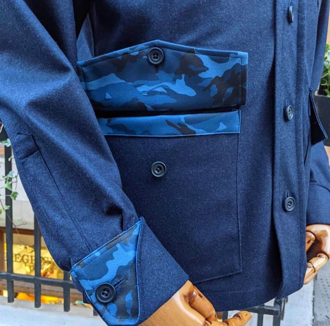 ディーゲ&スキナーのインスタグラム：「Waterproof over shirt with double sided navy flannel and camouflage cloth from @drapersitaly. Cut by @tom.w.bradbury」