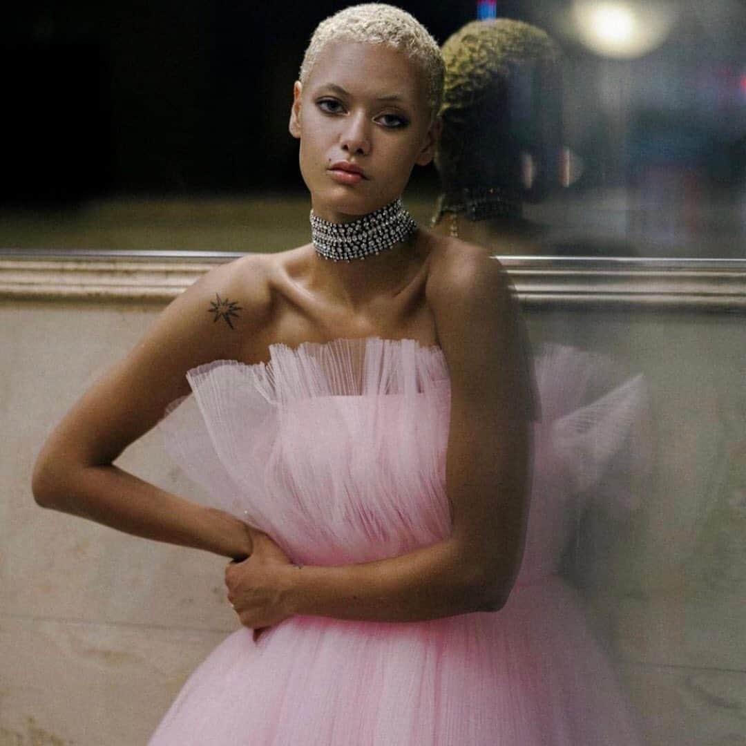 ダニジョーのインスタグラム：「A little bit feminine and a little bit badass 🎀 We love how @ariellafaithstudio wore the Stellan choker ➰ photo by @tatiphon styled by @styledbyglo」