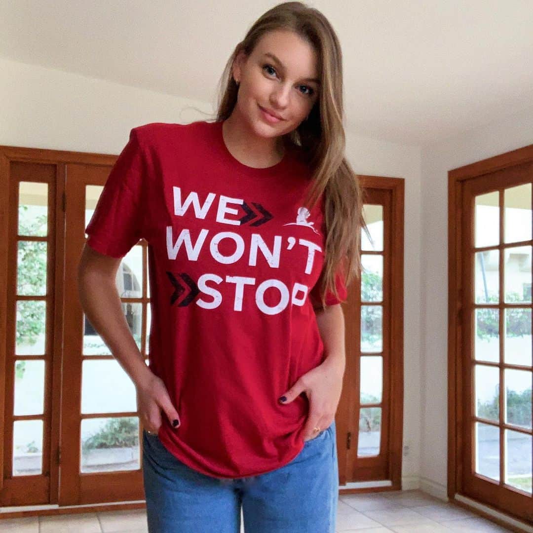 Olivia Browerのインスタグラム：「I’m proud to be supporting a organization very near and dear to my heart... @stjude kids! this holiday season continuing  #StJudeWontStop until no child dies from cancer. Please join me and get your very own shirt at wewontstop.org  Happy Holidays! ♥️ also link in my bio」