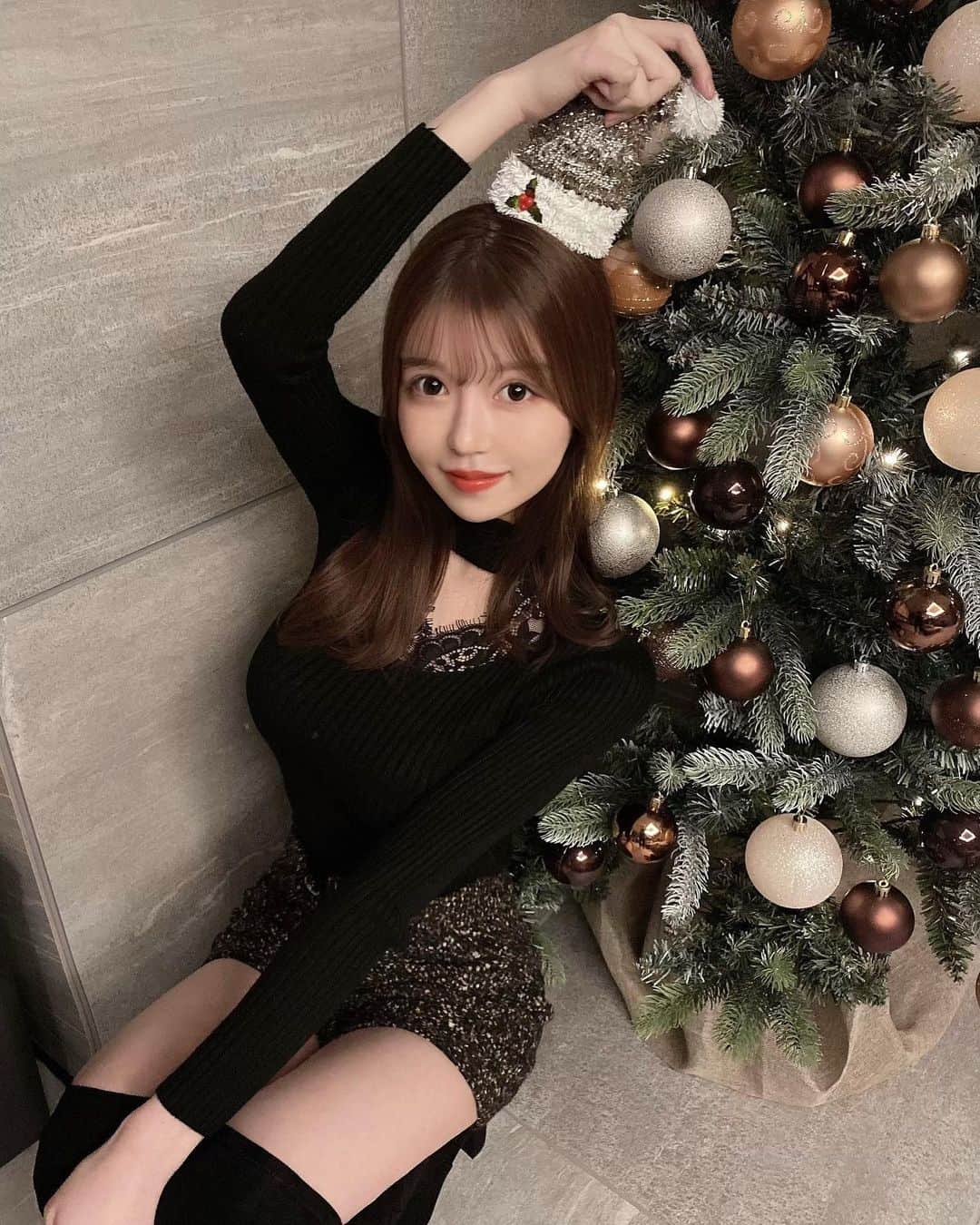 のインスタグラム：「おはよ〜🌥 12月といえばクリスマス🎄 サンタ待ち😺🎅🎅  #クリスマスツリー #クリスマス #12月 #december #サンタ #サンタさん #サンタクロース #冬コーデ #ロングブーツ #セレクトショップ  #ショーパン　#冬 #冬服コーデ　#christmastree #크리스마스」