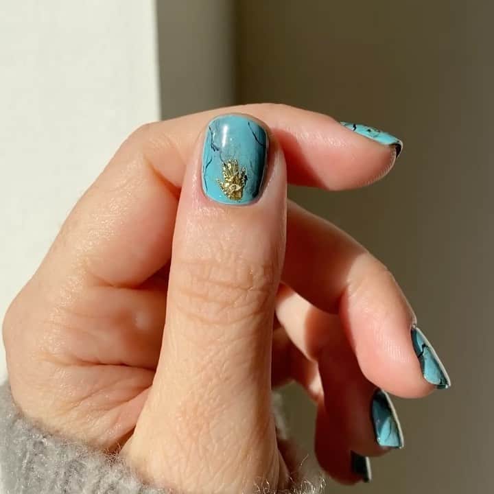 Soniaのインスタグラム：「S A G Nails✨ with voiceover☺️ Swipe to see the turquoise base without decals🦋 I was so tempted to leave them plain, loved this effect sm🥺 - Base polish: @sinfulcolors_official Wonder Mint (SO pretty but be careful it stains) Stickers: @deco.miami - Song: @frances.4ever “Space Girl”🪐」