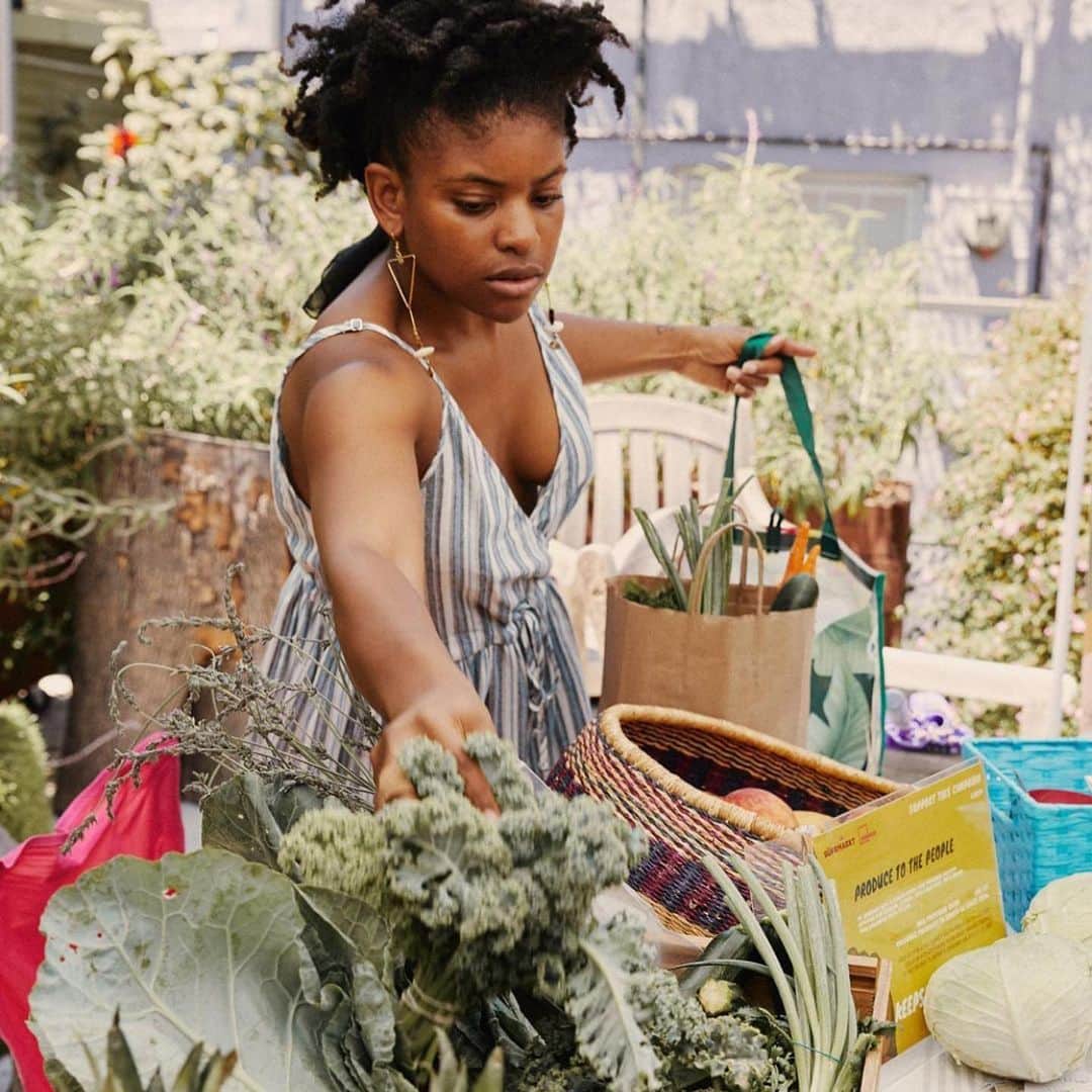 ボニー・ライトのインスタグラム：「this #givingtuesday i’d like to highlight @supr.mrkt a small non-profit working to end health injustice in south central los angeles. the organization @emilyeisen and i chose to support with our concept @rusticcafela 🤎 @supr.mrkt are currently building south LA’s first organic grocery store. access to whole fruits and vegetables is a human right. right here in los angeles many communities suffer from food insecurity and injustice. @supr.mrkt is one clear and tangible solution to this injustice. i have linked the donate page in my stories if you feel called and are able to donate 🤎」
