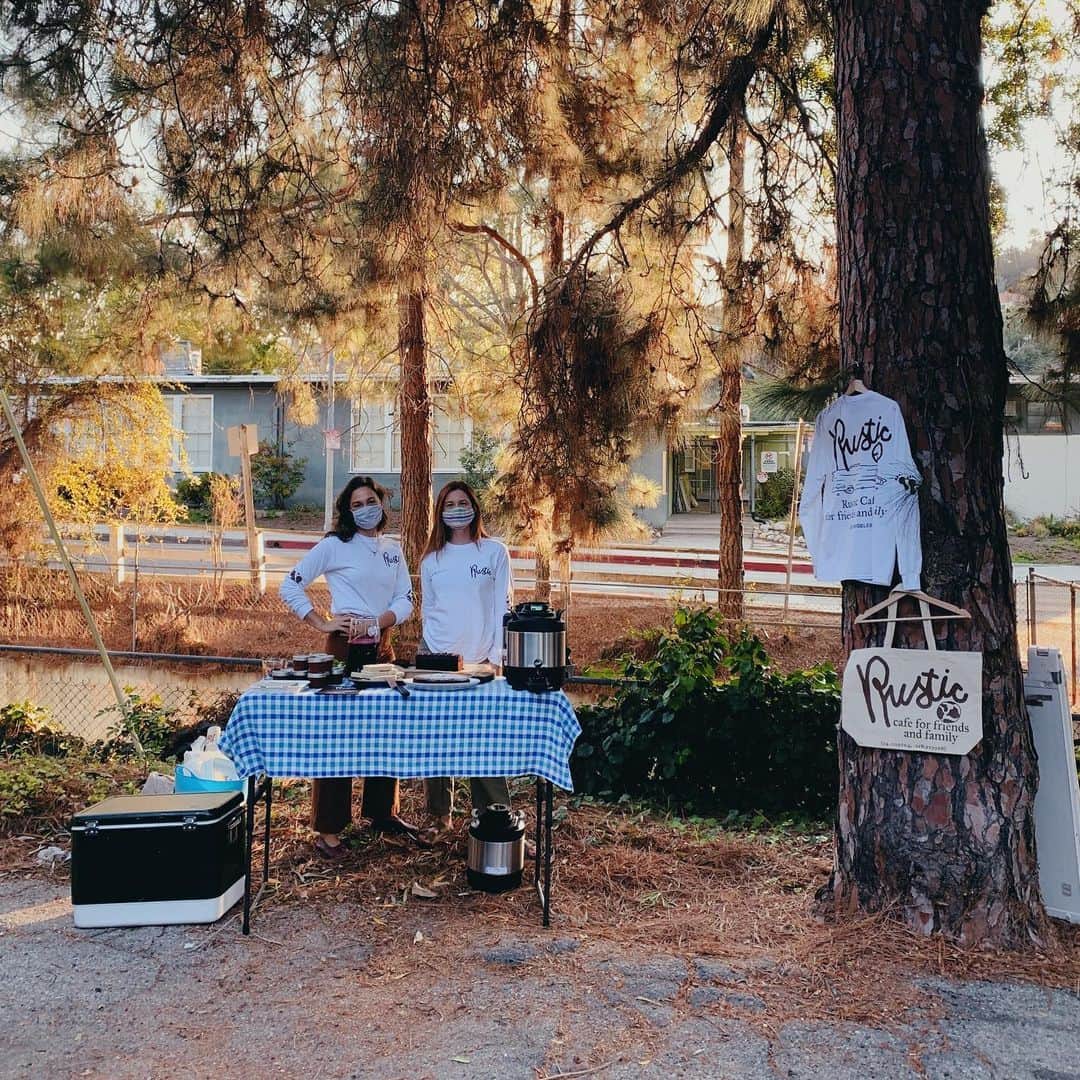 ボニー・ライトのインスタグラム：「this #givingtuesday i’d like to highlight @supr.mrkt a small non-profit working to end health injustice in south central los angeles. the organization @emilyeisen and i chose to support with our concept @rusticcafela 🤎 @supr.mrkt are currently building south LA’s first organic grocery store. access to whole fruits and vegetables is a human right. right here in los angeles many communities suffer from food insecurity and injustice. @supr.mrkt is one clear and tangible solution to this injustice. i have linked the donate page in my stories if you feel called and are able to donate 🤎」