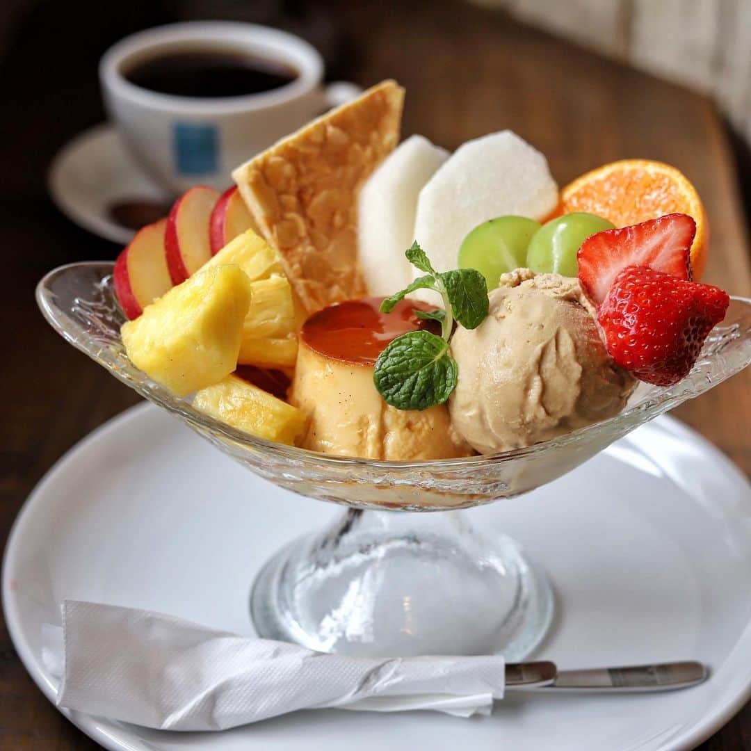 のインスタグラム：「.  .  OSORA CAFE @osoracafe  青果店による 青果のための ニュースイーツ "OSORAのプリンアラモード🍮  いちごにパイン、 りんごにオレンジ...etcと オールスターが揃ってて。  ちょっと プリンに 嫉妬です。  #水木限定 #osoracafe #osaka#pudding #japanesesweets」