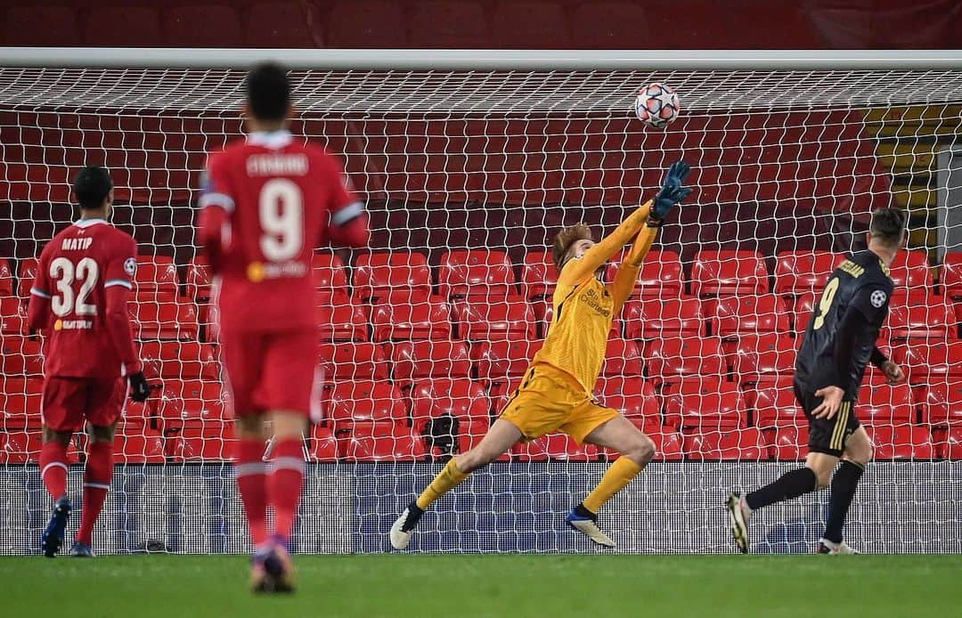 リヴァプールFCさんのインスタグラム写真 - (リヴァプールFCInstagram)「𝐓𝐇𝐀𝐓 𝐒𝐀𝐕𝐄! 🔥🔥 #YNWA」12月2日 7時16分 - liverpoolfc