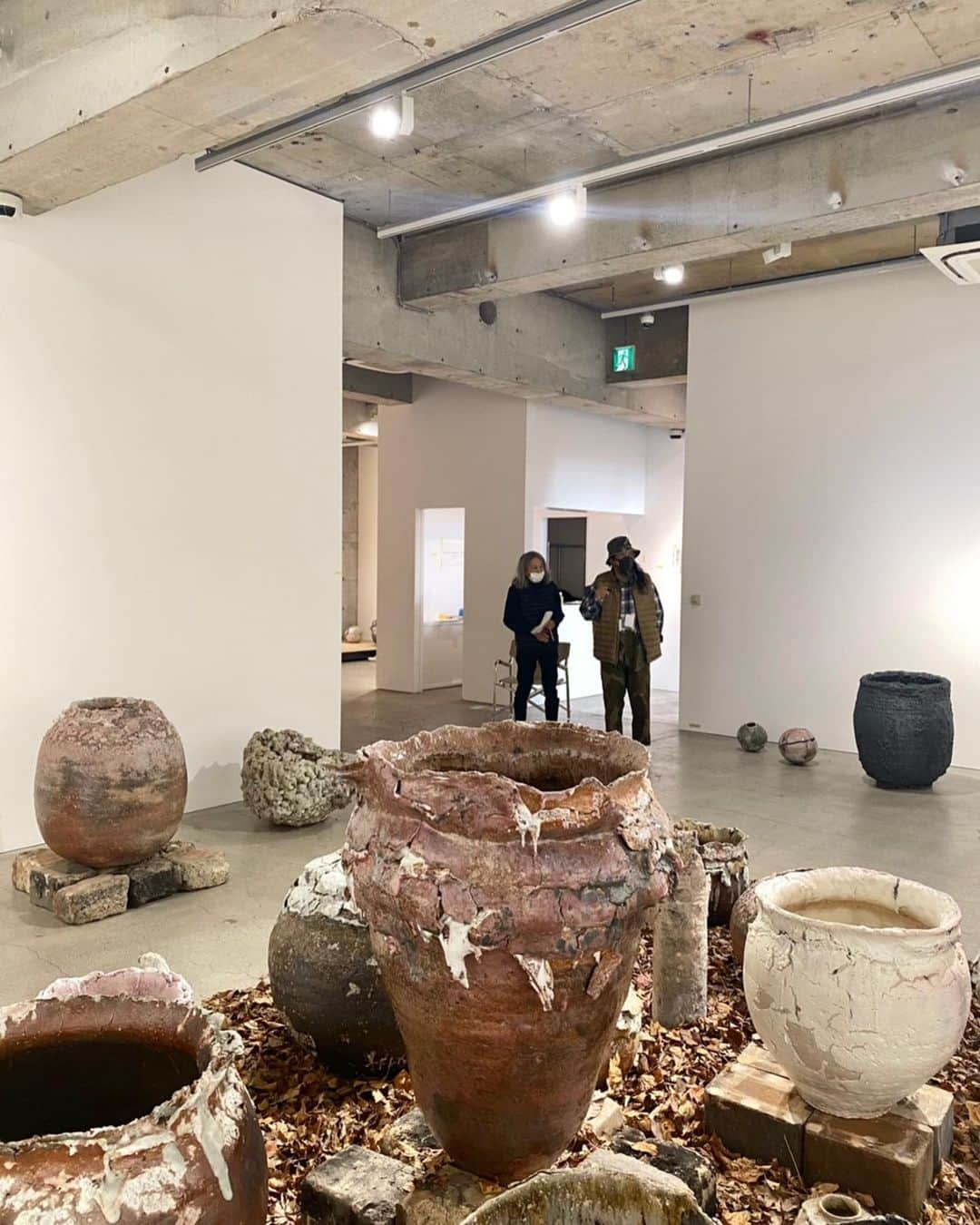 村上隆さんのインスタグラム写真 - (村上隆Instagram)「On December 4, we will open a solo exhibition of works by Ceramicist Yuji Ueda @yuji____ueda at Kaikai Kiki Gallery @kaikaikikigallery ,  I went to check on the installation and saw so many works that bore evidence of his efforts and training of the past two years. My hat's off to Ueda’s courage to constantly burst his way into the frontier.  I’m writing this post because I had some thoughts on an incident surrounding Ueda’s production.   Ahead of the exhibition, Ueda has rebuilt his kiln. His kiln is located in the middle of a small marshland on the hillside of a mountain his family owns, with no fence or anything marking or guarding it. The land used to be a rice paddy, which he filled to build his kiln on top. He didn’t fill the land enough for his old kiln, however, and water seeped up from the ground, filling the extremely hot kiln with steam; it exploded once, hurtling a three-millimeter-thick iron plate into Ueda's chest and breaking a few ribs. He was lucky to have survived the incident. Ueda firmly believed, however, that his old kiln held the key to achieving the ideal effect he wanted with the glazes and the outcome for his vessels, and continued using it for some time. Early this year, he finally decided to rebuild the kiln, primarily because of its terrible fuel efficiency.  He drew up his own plan, bought bricks with what little budget he had, and completed the new kiln. But it turned out smaller than he had calculated, with quite a few leftover bricks unaccounted for. He also realized that one of the drawings he had made for the kiln was missing from the file. Did someone make away with it? Ueda, however, has been diagnosed with a developmental disability and has been confirmed to have difficulties with linguistic communications and numerical understanding, so it could be all in his head. But it could also be that someone actually stole the drawing. It’s difficult to make an objective judgement.  👉Next page」12月2日 7時18分 - takashipom