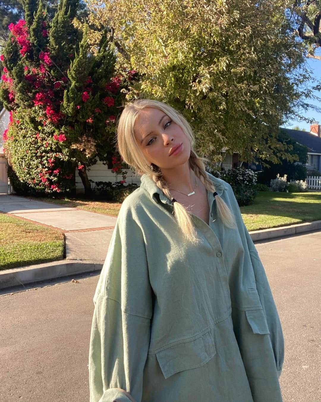 ASOSさんのインスタグラム写真 - (ASOSInstagram)「@daisykeech [she/her] looking positively angelic in this Missguided oversized shirt [1777992] 👼」12月2日 7時30分 - asos