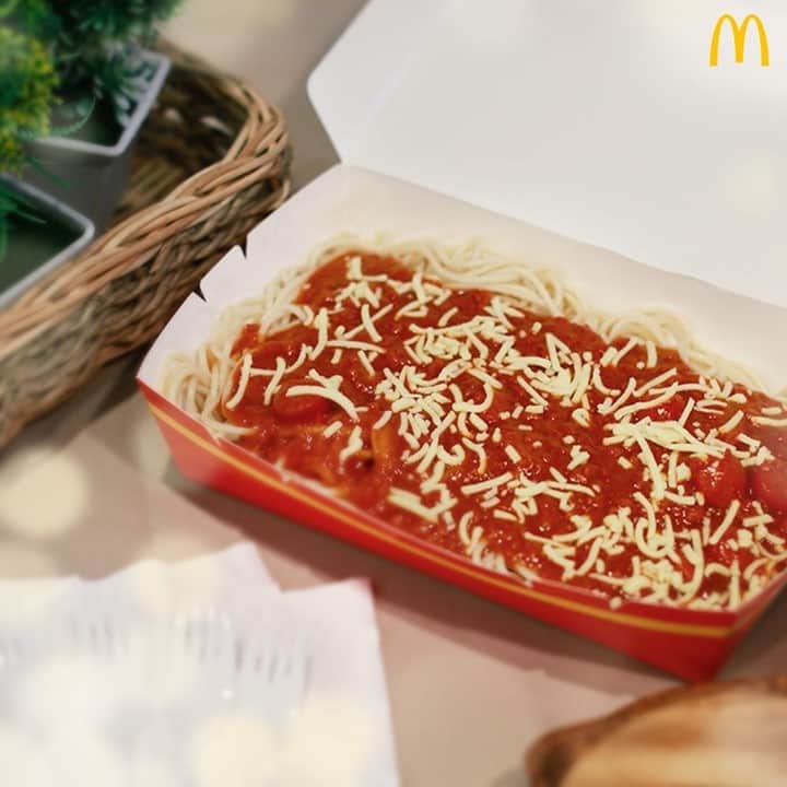 McDonald's Philippinesのインスタグラム：「Make your family meal extra festive with the NEW McSpaghetti Platter — a saucy, meaty, merry treat that you’ll love! 🍝 Good for 4-5 persons. Order now via McDonald’s Dine-In, Drive-Thru, Take Out, or Pick-Up. You can also get it via McDelivery or call 8888-6236 (NCR).」