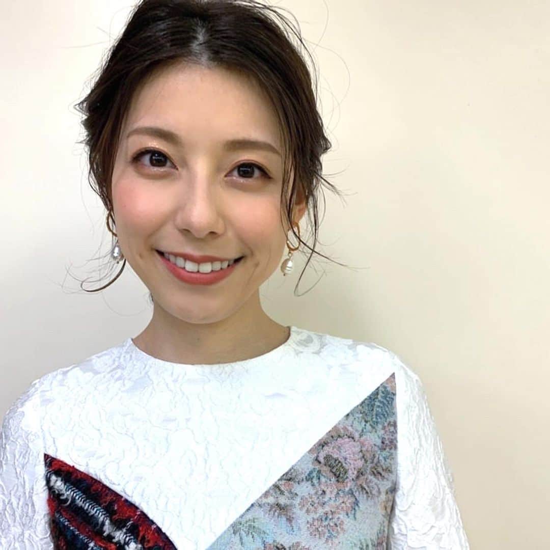 上村彩子さんのインスタグラム写真 - (上村彩子Instagram)「. 12月に入って、 BSの『新しいテレビの時間』 も新しいバージョンになりました。 前髪の分け目や後れ毛が絶妙なバランス✨」12月2日 12時54分 - saekokamimura