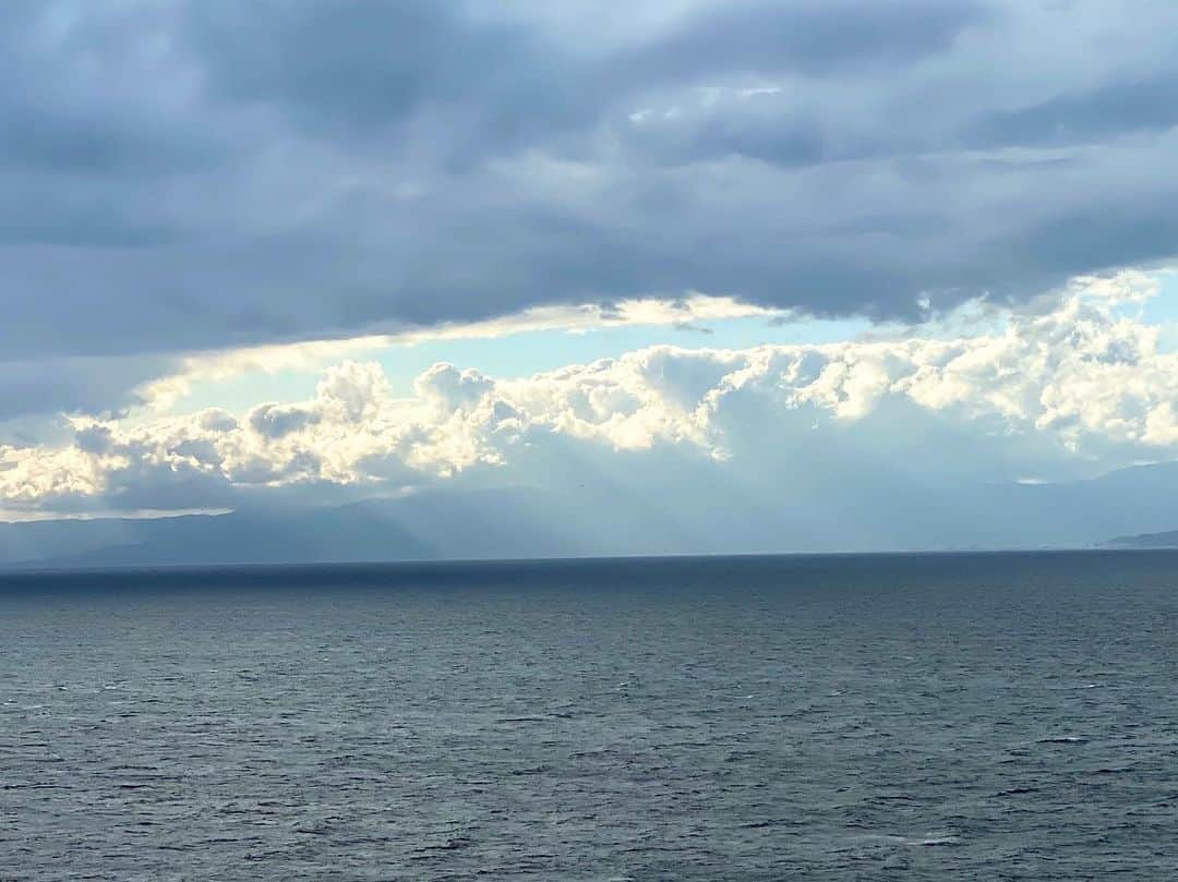 真仲りえさんのインスタグラム写真 - (真仲りえInstagram)「雲の間が少し晴れ間っていうのも綺麗☺️ 海は見てて飽きない！  #声優 #役者 #写真が好き #ふぁいんだー越しの私の世界 #海 #雲 #雲の間から光が #ポートレート #被写体 #風景写真 #photo #のんびりタイム」12月2日 12時54分 - aries03m