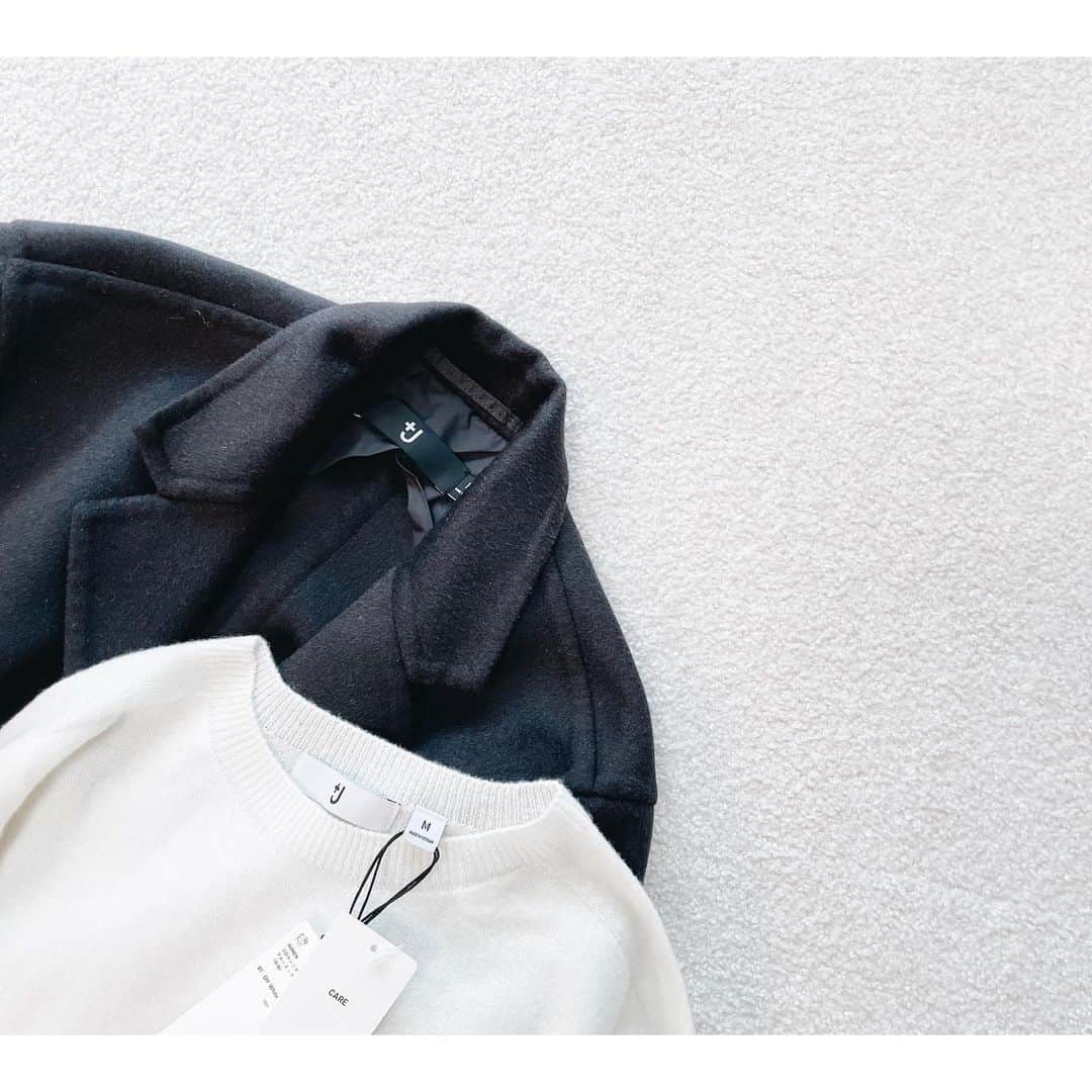 htrkmkのインスタグラム：「まさかの場所で見つけた UNIQLO＋J  昨日、靴下を買いに行ったUNIQLOで 発売当日に売り切れ続出！ 早朝から並ばないと買えない！ 状態だったジルサンダーコラボを発見！ しかも大人気だったアウター‼︎  かっちりしすぎないシルエットや 真っ黒でなくグレーがかってるのが使いやすく カシミヤ14%も入ってるのに22,000円て…‼︎  元々はジルサンダーコラボ興味なかったんですが (並ぶの苦手 笑) 実物を見て、質の高さに即決でした…！ ついでに、コラボのカシミヤニットも。  私がたまたま発見したのは UNIQLOの新宿西口店。 人の多いお店だし、まさか残ってるとは…‼︎  返品などが戻ってきたのかな？と思いますが 他にもコートはダウンもあったり ニットは豊富にあって アプリの在庫検索だとどれも在庫なしになるので 欲しかったーという方は パトロールしてみると、ひょんなところで見つけられるかも…⁈  ✁┈┈┈┈┈┈┈┈┈┈┈┈┈┈┈┈ #uniqloジルサンダー  #uniqlojilsander  #カシミヤブレンドチェスターコート #3dカシミヤクルーネックセーター  #ユニクロプラスジェイ  #ユニクロコーデ #ユニクロ購入品」
