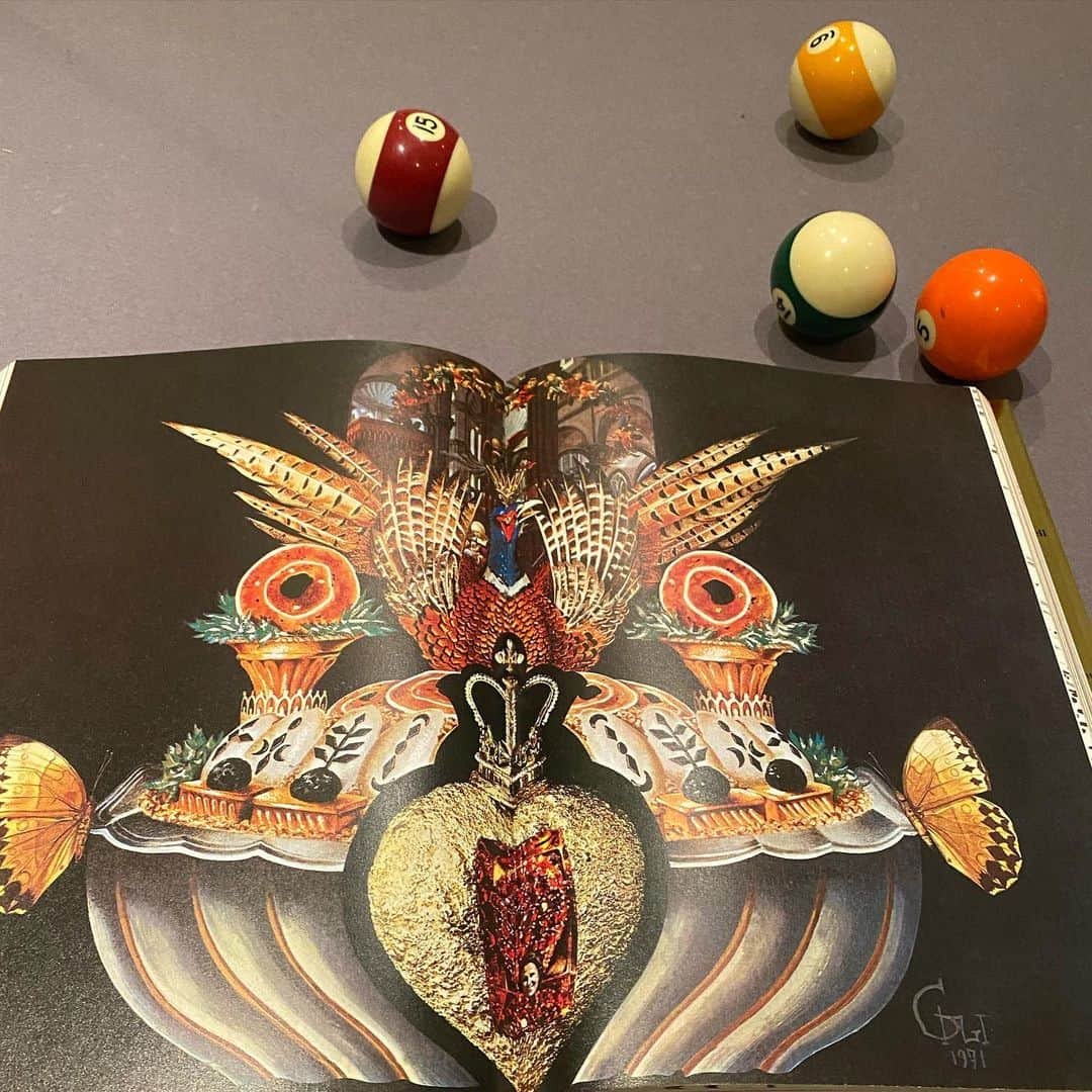 トレ・クールさんのインスタグラム写真 - (トレ・クールInstagram)「What a good time to study surrealistic billiards and listen to punk music. #staysafe 🌏」12月2日 12時58分 - trecool