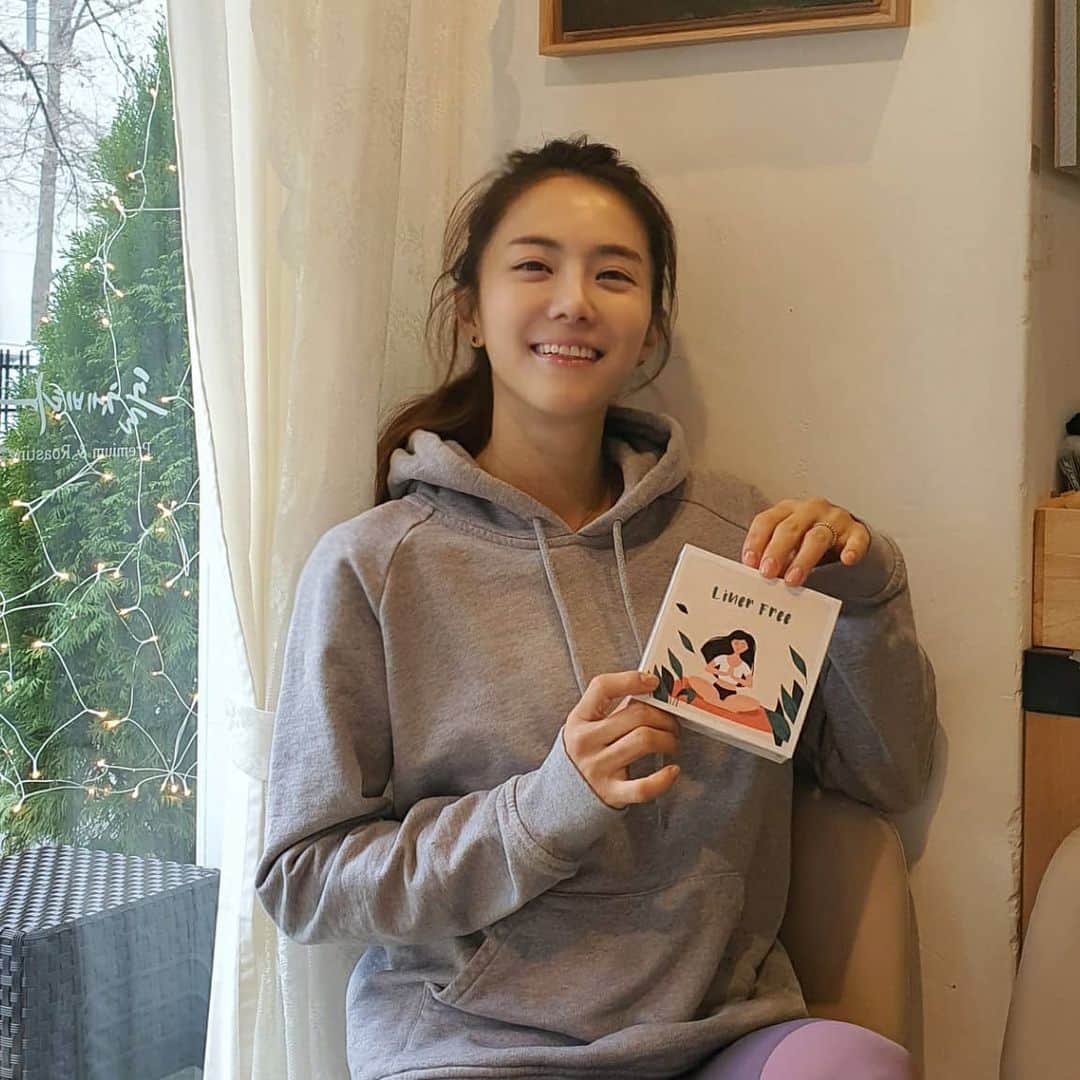 ユ・ハナのインスタグラム：「오늘자정마감🌹 이 좋은걸 꼭 경험해보시길🙏 이슈가 있는 날만 입다가 이젠 데일리 속옷으로 매일 입고있는 라이너프리에요. 어떤 옷을 입어도 티나지않고  흡수패드가 쿠션감까지 선사해줘서 얼마나 편안한지. 진짜 입어보시라 적극 추천하고싶어요.   라이너프리는 특히 이럴때라면 꼭 입기!   ✔평소 분비물이 많다면?! ✔언제 시작할지모르는 월경으로 불안하다면? ✔학업 or 근무 등으로 장시간 앉아있을 때!! ✔일회용 팬티라이너 사용하기 찝찝할때!! ✔배란기일때 !!   고기능성 아쿠아홀 매쉬원단으로  끈적임은 없애고 피부자극은 최소화시킨 라이너프리   라이너프리가  자신하는 이유!! 바로 패드의 기술력💕 살에 닿는 부분에 사용한 아쿠아 홀 원단은  오목 볼록 구조로 되어 있어요  패드 표면의 수분을 빠르게 흡수 건조시켜 주어 항상 보송보송함을 유지해 준답니다.  발암물질 검출로 불안한 팬티라이너대신 새로운 라이프스타일, 라이너프리로 바꿔보세요.   🌿스페셜프라이스 기간 11/30~12/2 (수)까지 🌿오피셜계정 @fromhana111 🌿제품문의 kakao talk ID '프롬하나cs' 🌿구매는 상단프로필란의 파란색 링크주소인 프롬하나닷컴 클릭 ✔」
