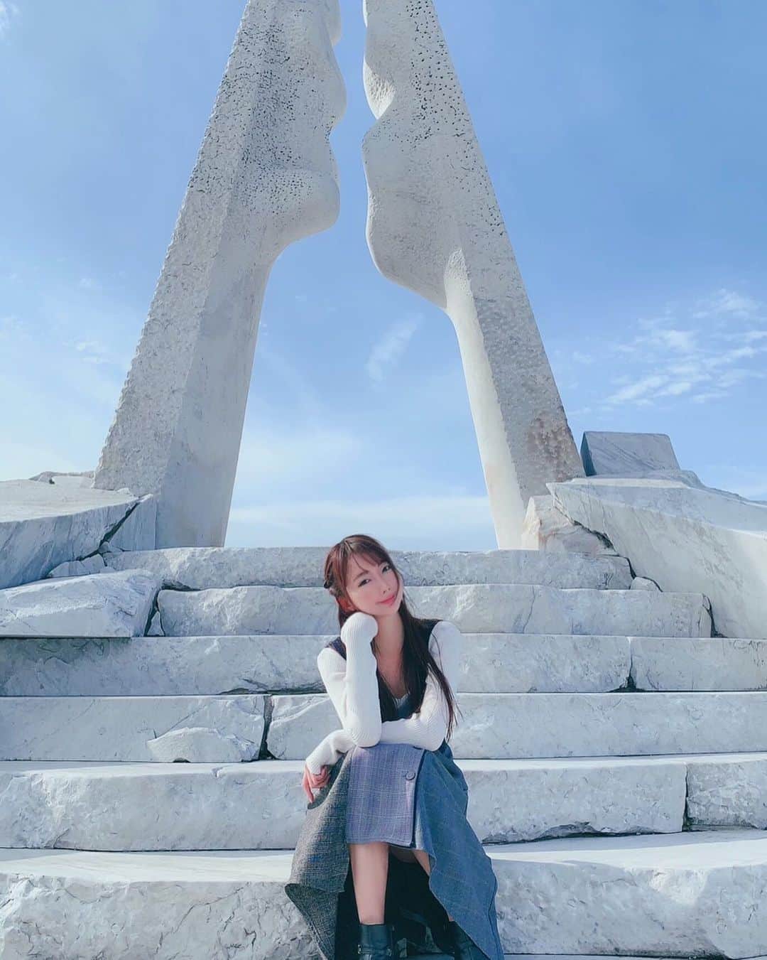 坂地久美さんのインスタグラム写真 - (坂地久美Instagram)「ここ💜  🦋めっちゃ良かった🦋  太陽から来る光と周りの自然との調和が素敵な世界🏰💞  また、こういうアーティスティックな場所行きたいな🐰  #未来心の丘 #まるで天空の城 #japan #japanesegirl #sakachikumi #坂地久美」12月2日 12時59分 - sakachikumi