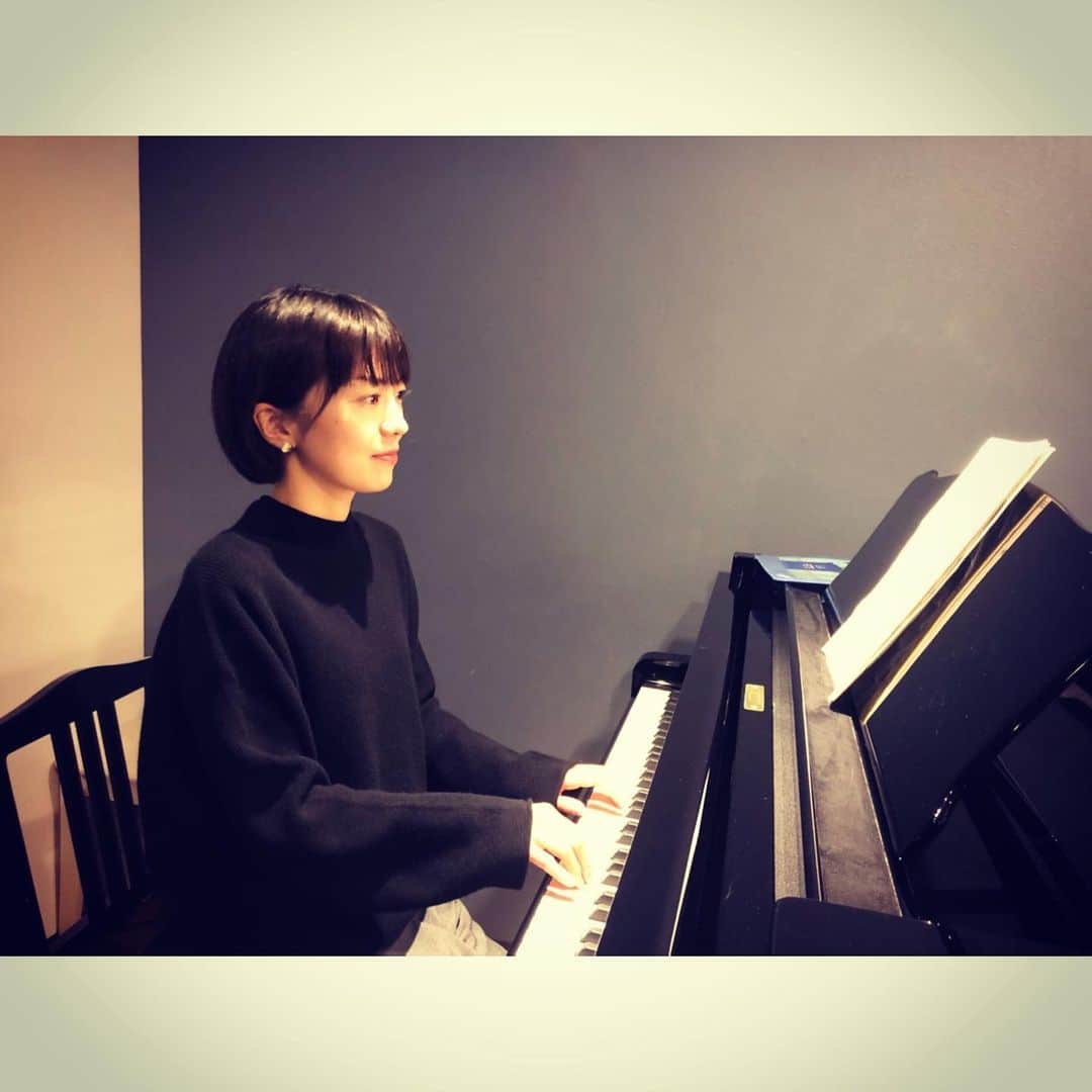 熊木杏里のインスタグラム：「寒くなってきましたね☃️  明後日4日は、アルバム発売の 配信ミニ・ライブがあります。 私のYouTubeオフィシャルアカウントにて生放送です。 HMV&BOOKSさんからお届け！  with @kohey.morita   21時頃からスタートです。 自由にご覧頂けますので ゆったりと気兼ねなく〜🌜  もくもくもーく🎹」