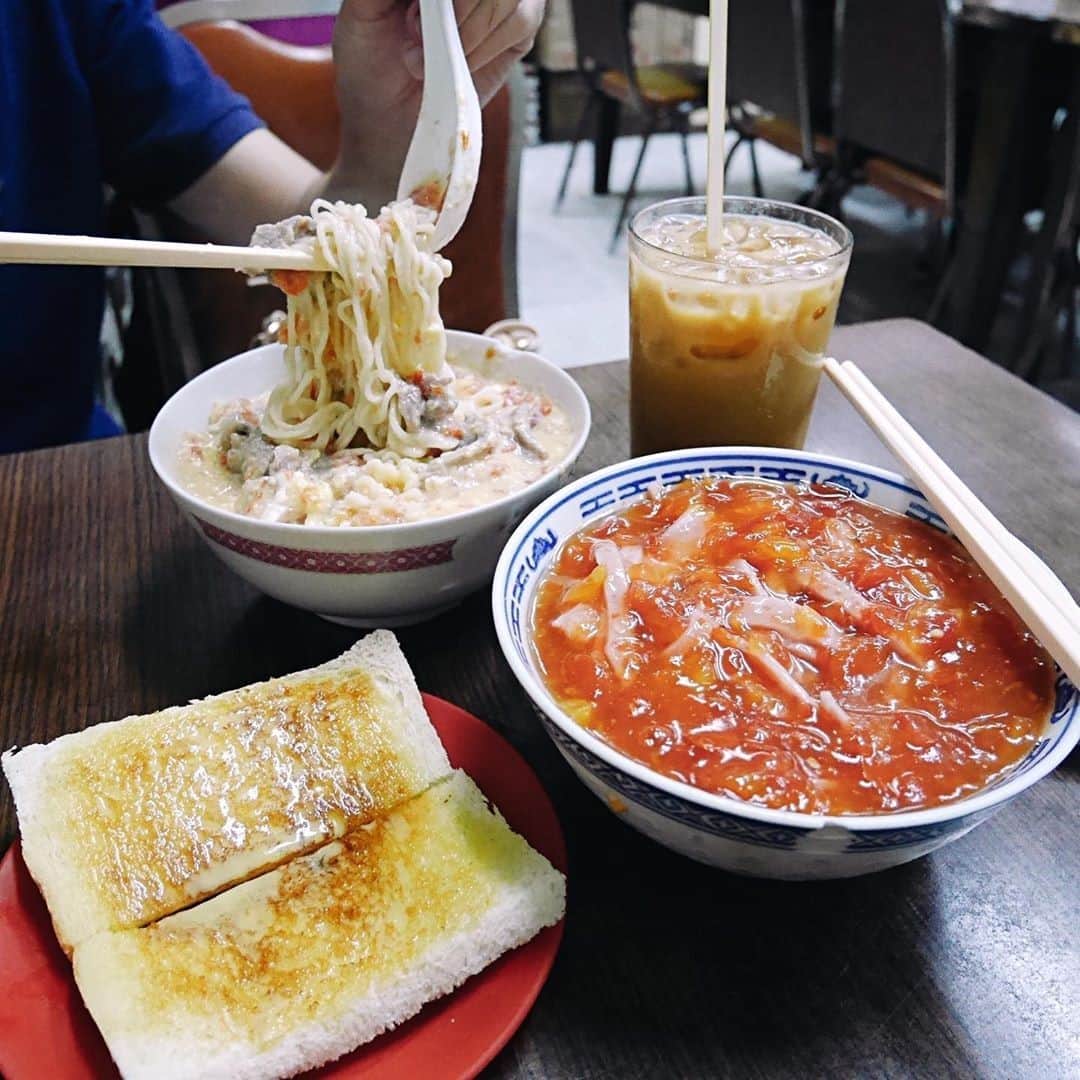 Discover Hong Kongさんのインスタグラム写真 - (Discover Hong KongInstagram)「A satisfying local lunch with noodles in rich, creamy broth! 去茶餐廳，食碗麵配多士凍奶茶，簡簡單單又滿足。 📷: @chiamhuiy #DiscoverHongKong #repost」12月2日 13時00分 - discoverhongkong