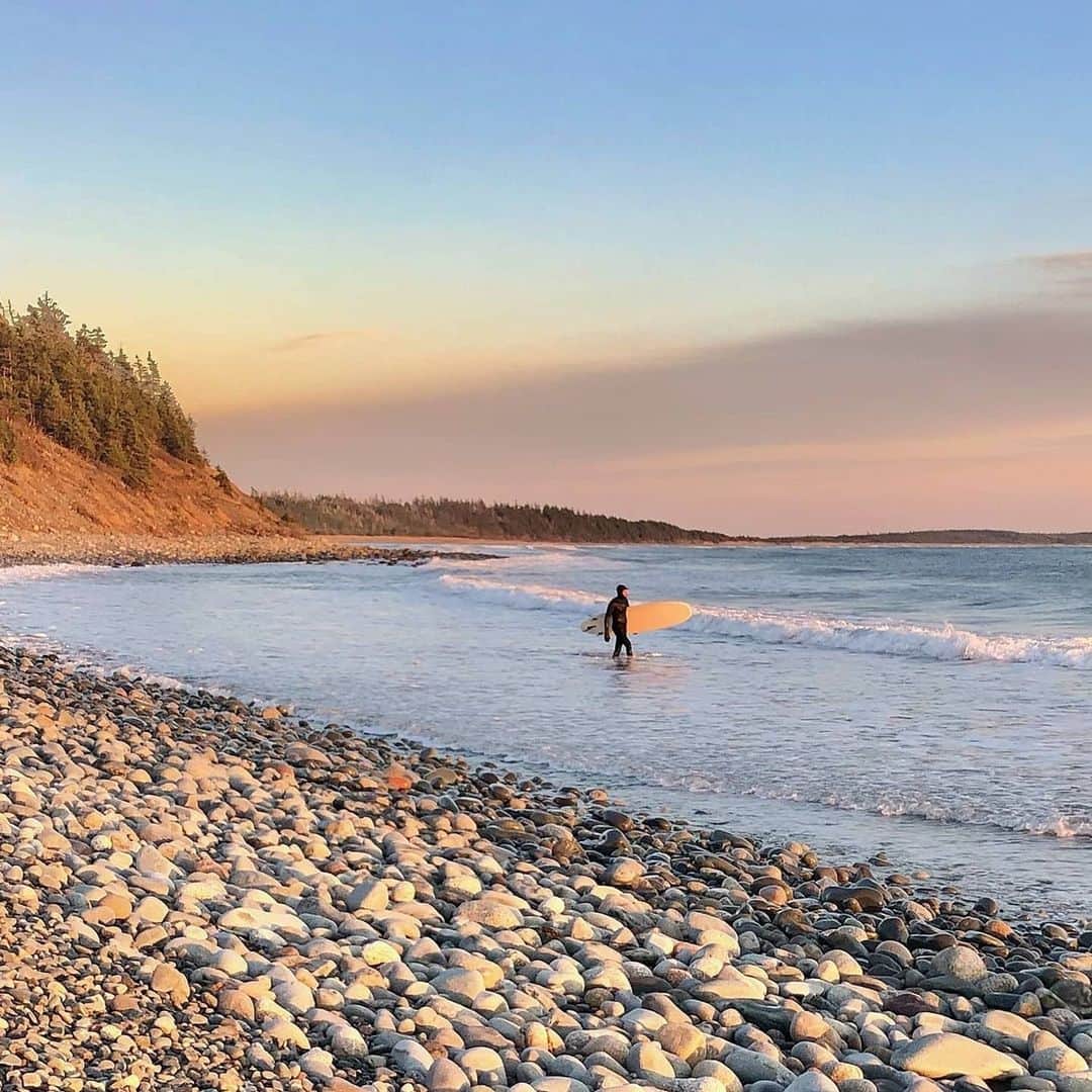 Explore Canadaのインスタグラム：「“Half of surfing for me is exploring and finding a new wave then getting stoked to ride it.” 🏄⁠ ⁠ No matter what day of the year it is, surfing is always a great activity to reconnect with nature and enjoy new scenery. Do you have a favourite spot to go surfing in Canada?⁠ ⁠ *Know before you go! Check the most up-to-date travel restrictions and border closures before planning your trip and if you're travelling in Canada, download the COVID Alert app to your mobile device.*⁠ ⁠ 📷: @garret108⁠ 📍: @visitnovascotia⁠ ⁠ #VisitNovaScotia #RediscoverNovaScotia #ExploreCanada #CanadaNice」