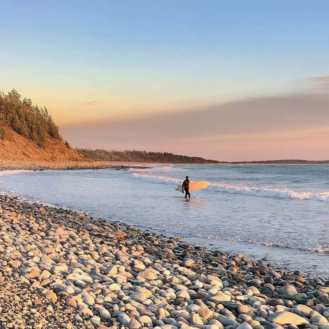 Explore Canadaさんのインスタグラム写真 - (Explore CanadaInstagram)「“Half of surfing for me is exploring and finding a new wave then getting stoked to ride it.” 🏄⁠ ⁠ No matter what day of the year it is, surfing is always a great activity to reconnect with nature and enjoy new scenery. Do you have a favourite spot to go surfing in Canada?⁠ ⁠ *Know before you go! Check the most up-to-date travel restrictions and border closures before planning your trip and if you're travelling in Canada, download the COVID Alert app to your mobile device.*⁠ ⁠ 📷: @garret108⁠ 📍: @visitnovascotia⁠ ⁠ #VisitNovaScotia #RediscoverNovaScotia #ExploreCanada #CanadaNice」12月2日 13時01分 - explorecanada