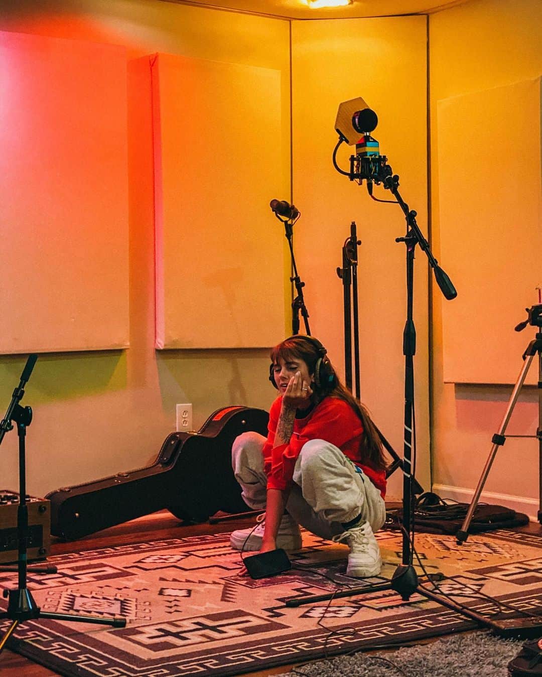 Emily Zeckさんのインスタグラム写真 - (Emily ZeckInstagram)「- In case anyone wants to know how recording final vocals is going 🙂 RIP ur eardrums @clairekellymusic it’s gonna be a long night」12月2日 7時37分 - thatpineapplegirl