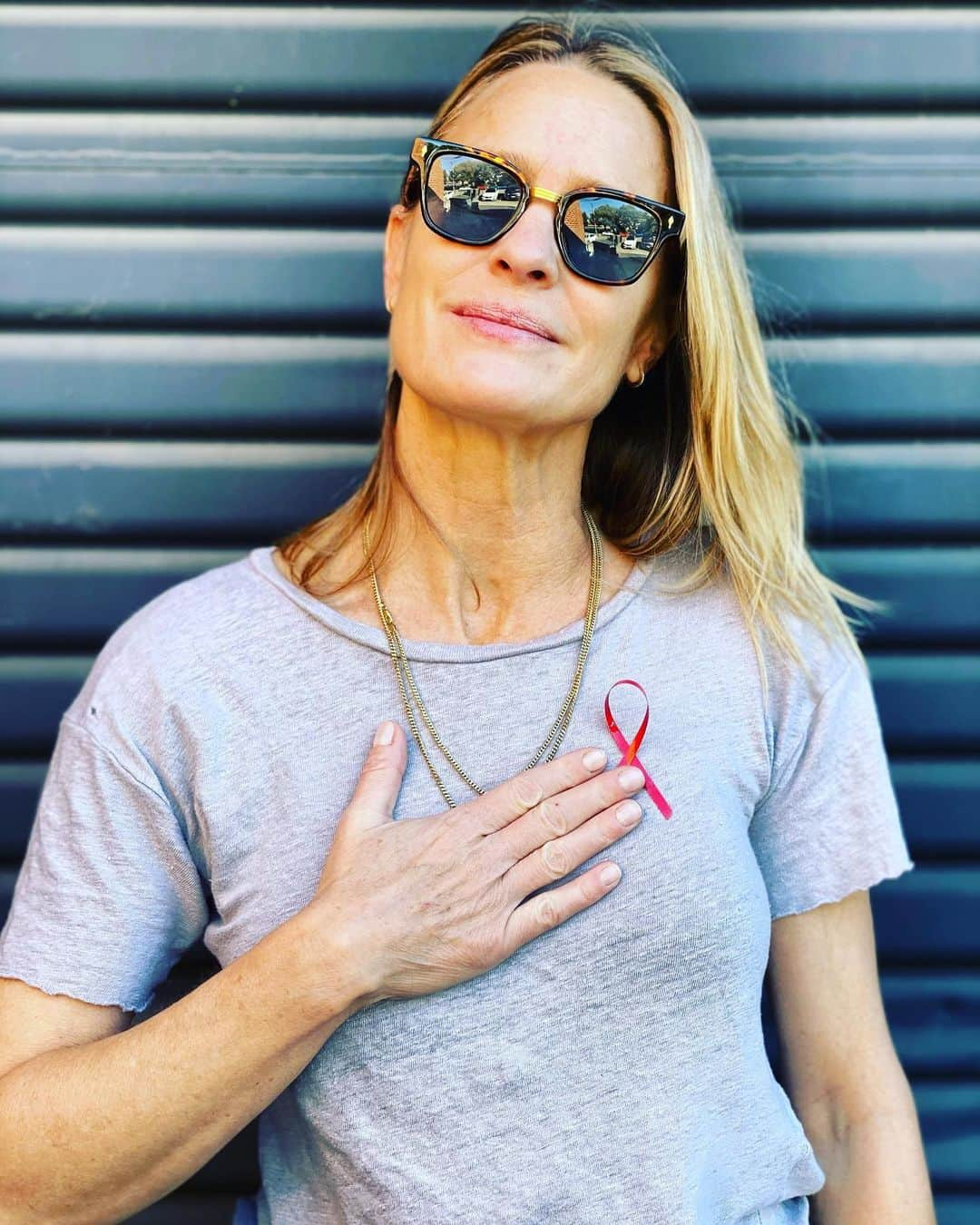 ロビン・ライトのインスタグラム：「AIDS AWARENESS DAY. It’s a worldwide fight, let’s keep fighting !!!💜🌍 #aidsawareness #aids」